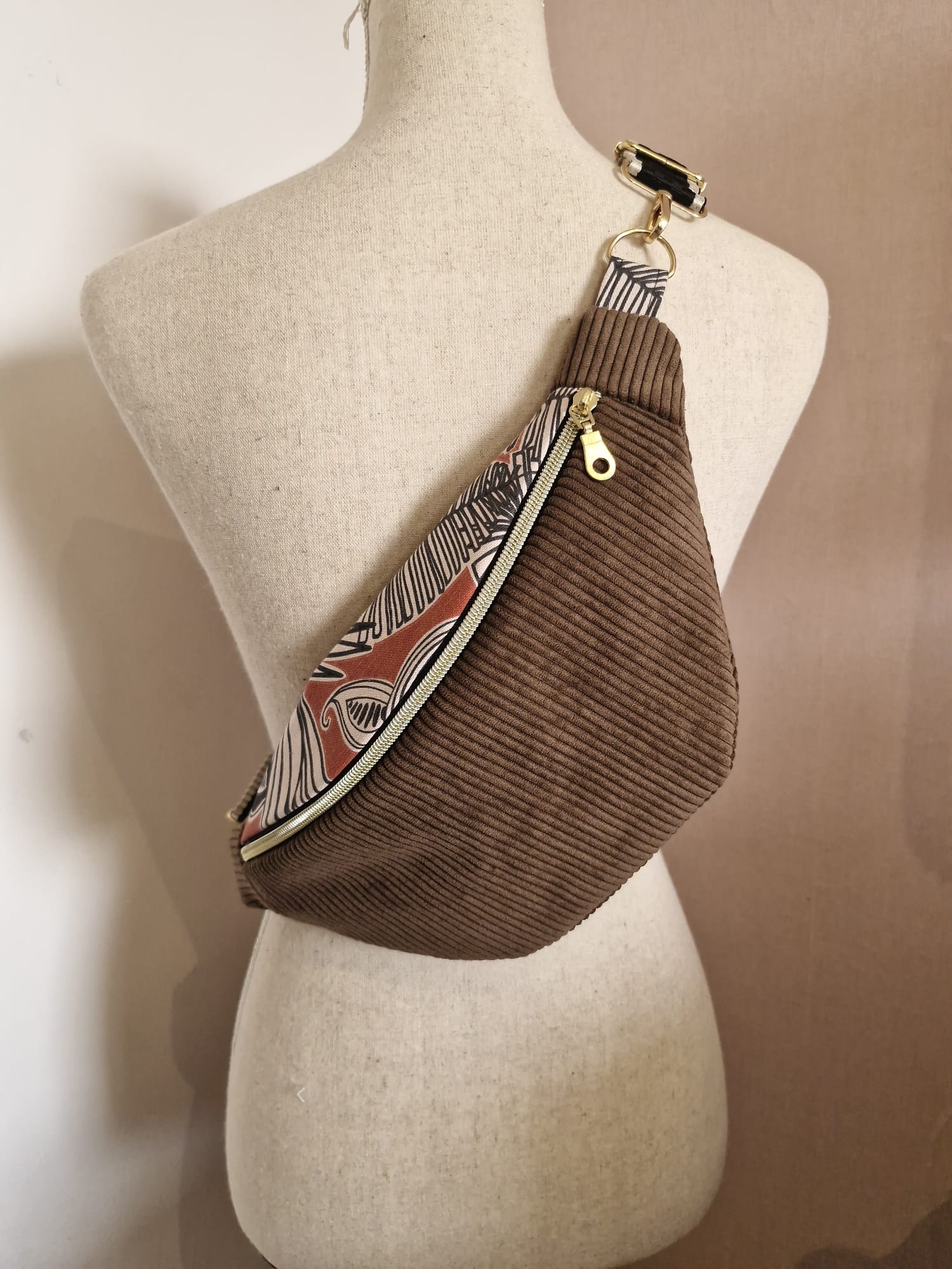 Sac banane en velours côtelé marron et tissu imprimé – fait main en France – Idée cadeau de noël cocoleeline