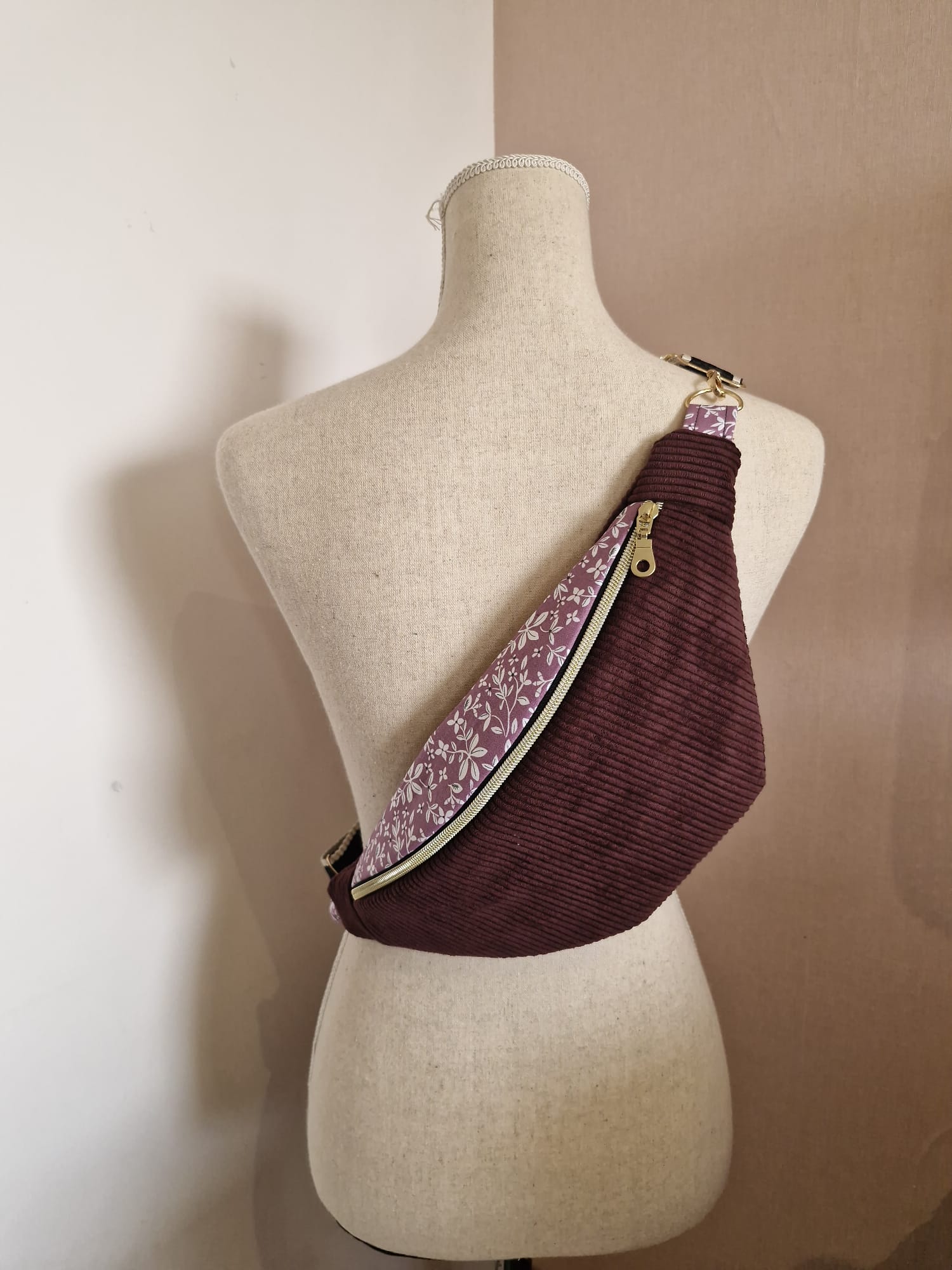 Sac banane en velours côtelé et motif fleuri – fait main en France , idée cadeau Noël cocoleeline