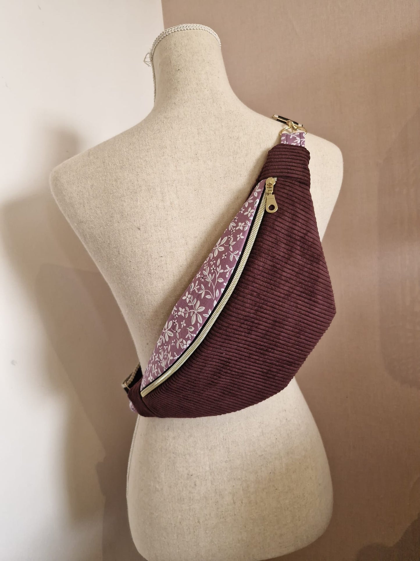 Sac banane en velours côtelé et motif fleuri – fait main en France , idée cadeau Noël cocoleeline