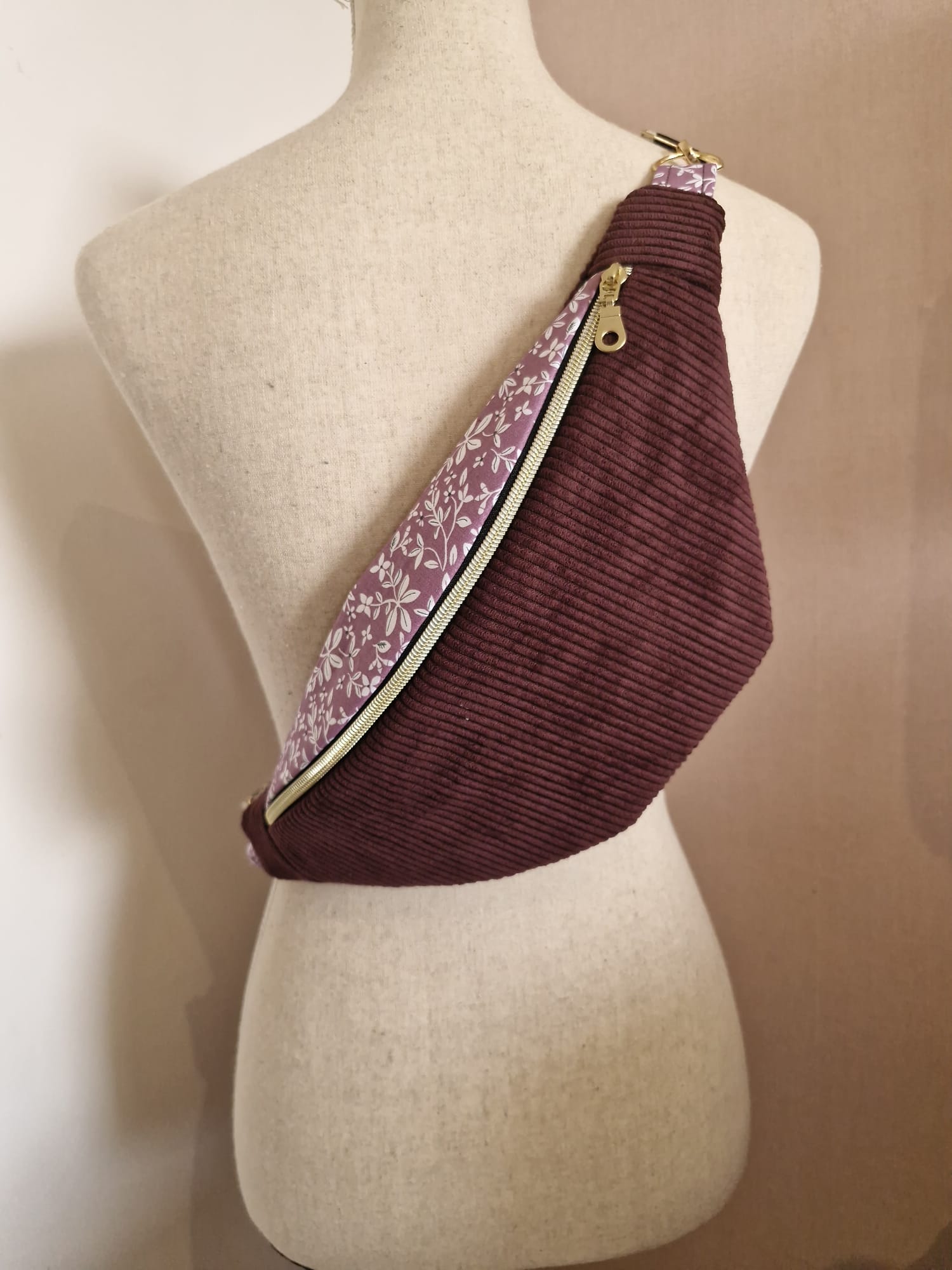 Sac banane en velours côtelé et motif fleuri – fait main en France , idée cadeau Noël cocoleeline