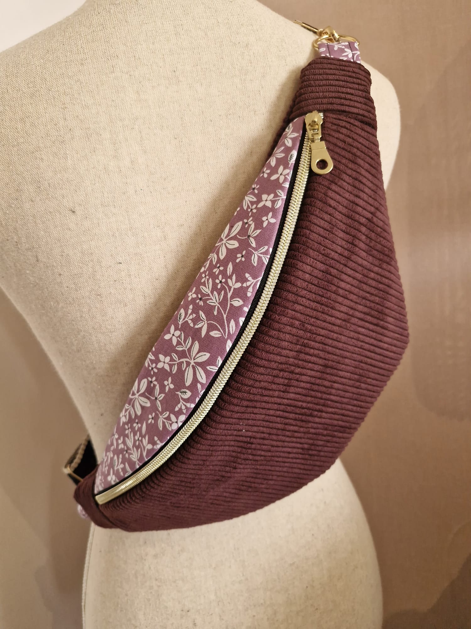 Sac banane en velours côtelé et motif fleuri – fait main en France , idée cadeau Noël cocoleeline
