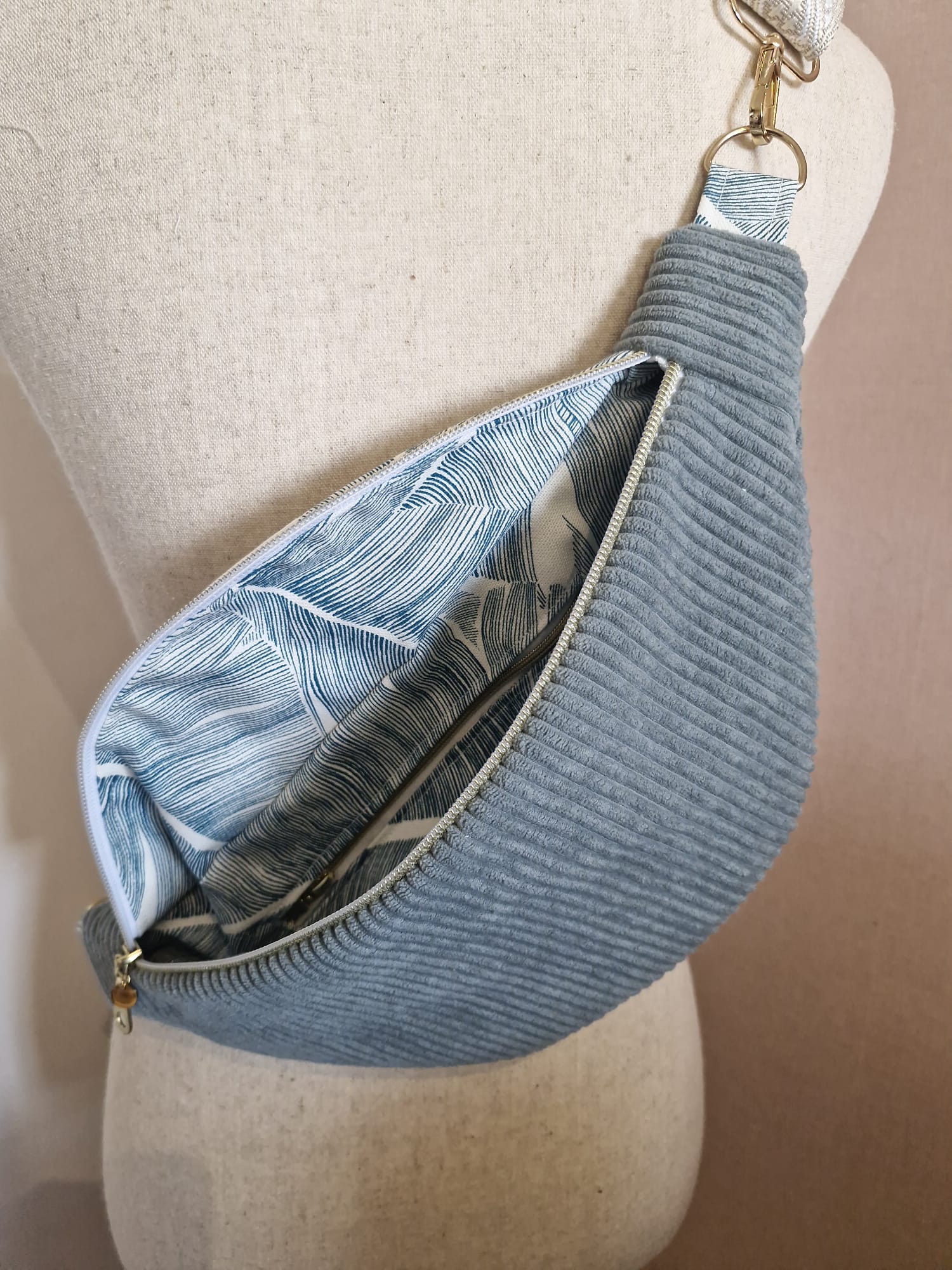 Sac banane femme velours côtelé bleu clair , et motif feuille de palmier, idée cadeau , fait main en France "LOREEN" cocoleeline