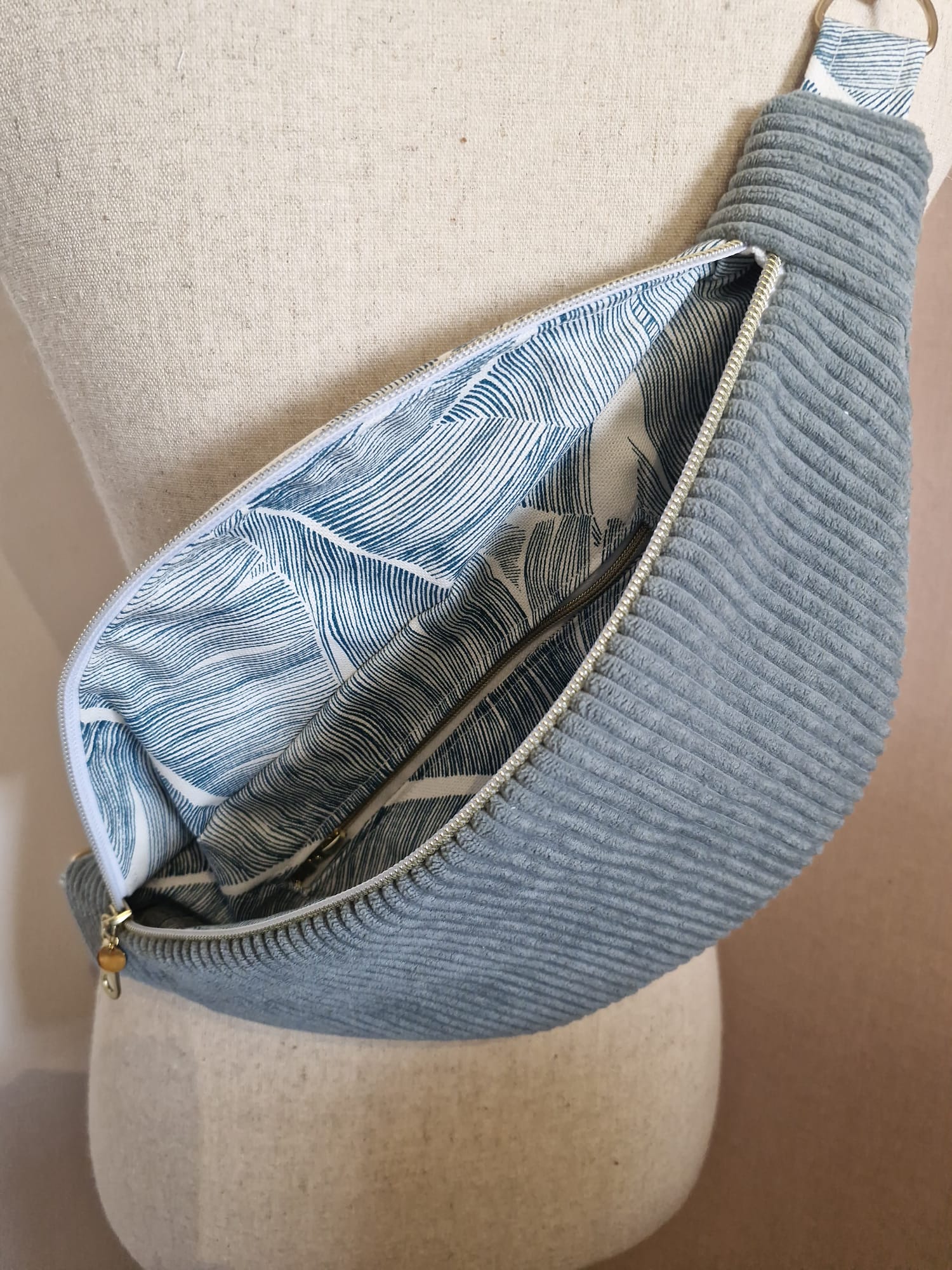Sac banane femme velours côtelé bleu clair , et motif feuille de palmier, idée cadeau , fait main en France "LOREEN" cocoleeline