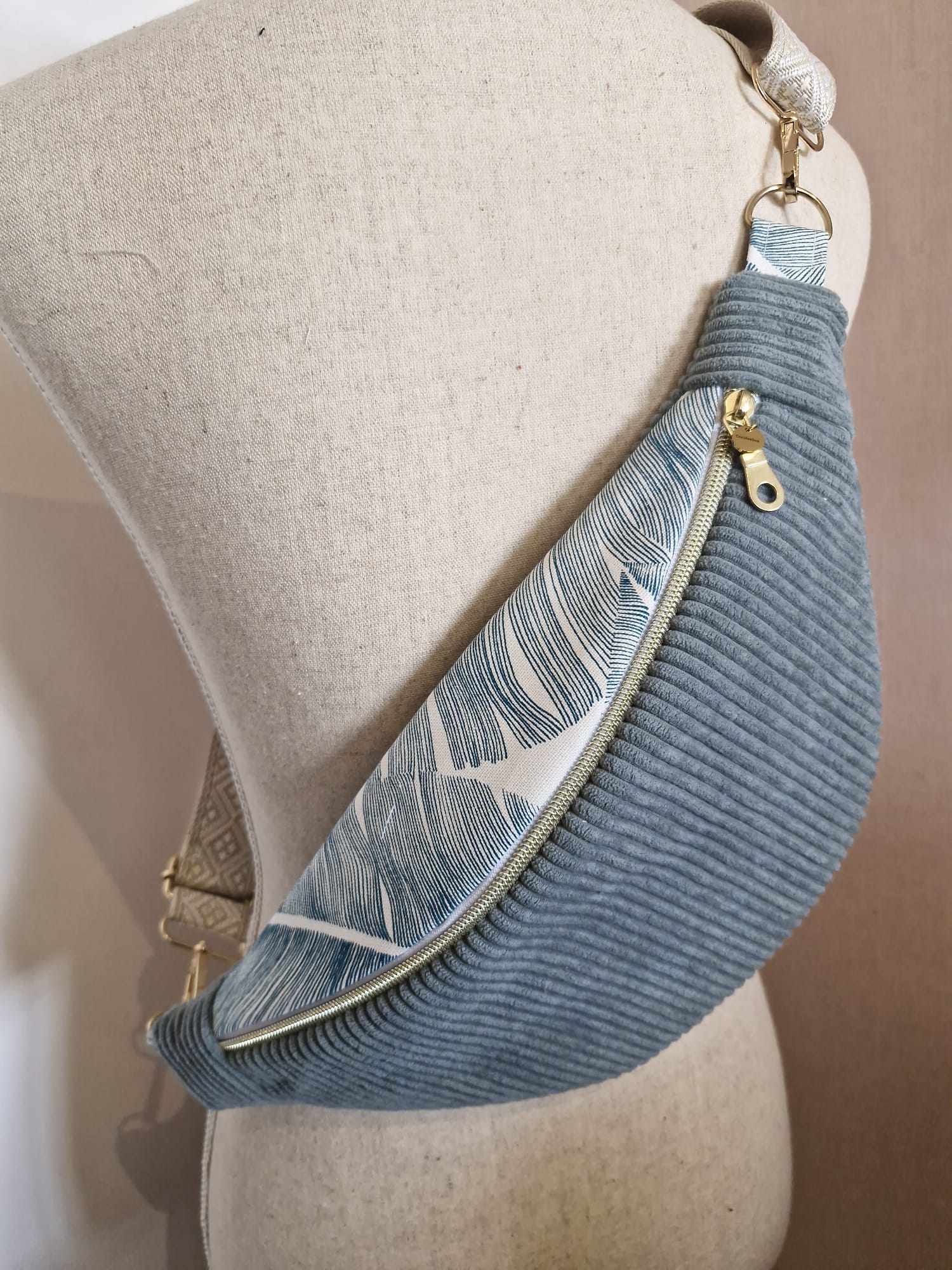 Sac banane femme velours côtelé bleu clair , et motif feuille de palmier, idée cadeau , fait main en France "LOREEN" cocoleeline