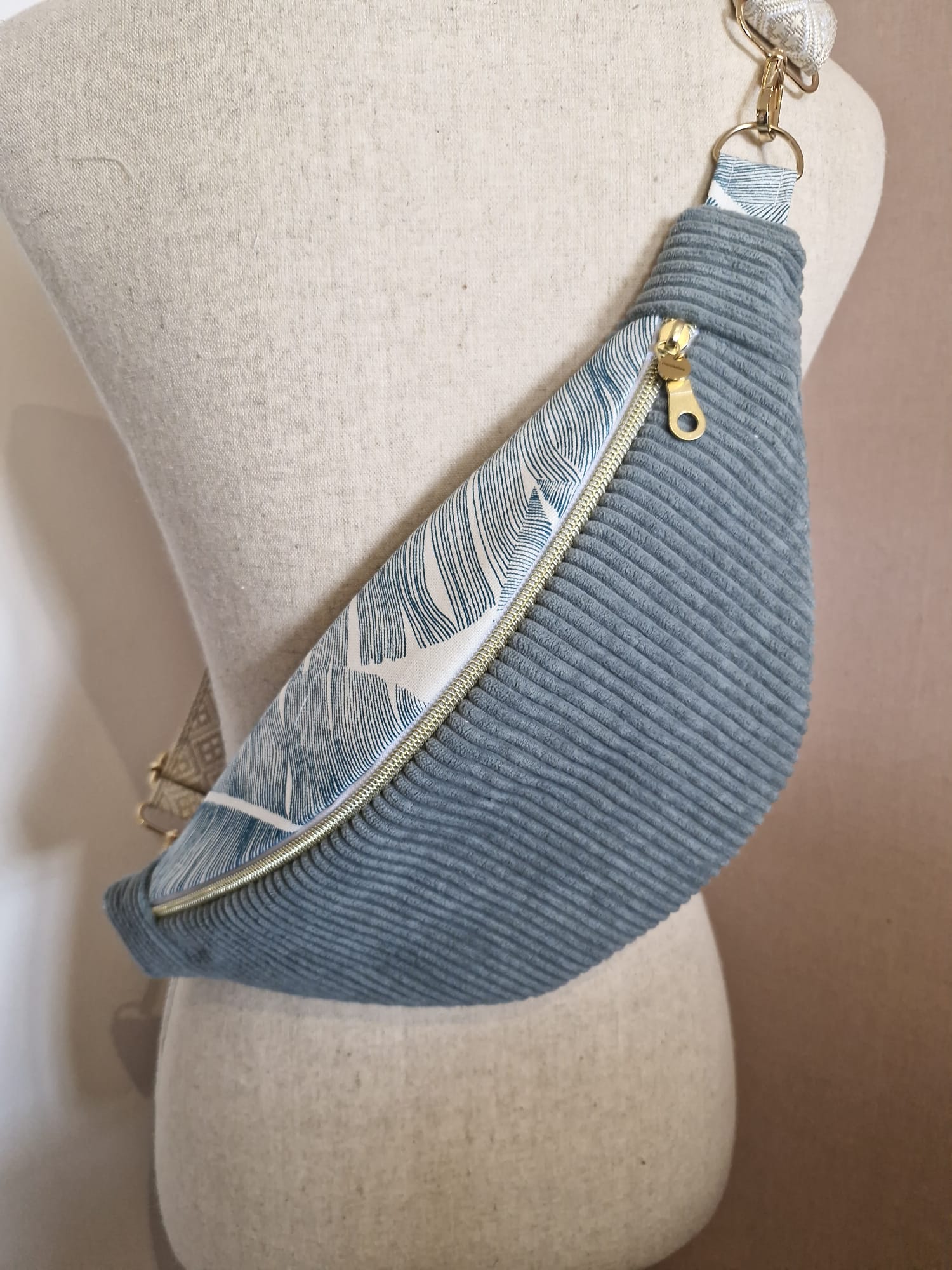 Sac banane femme velours côtelé bleu clair , et motif feuille de palmier, idée cadeau , fait main en France "LOREEN" cocoleeline