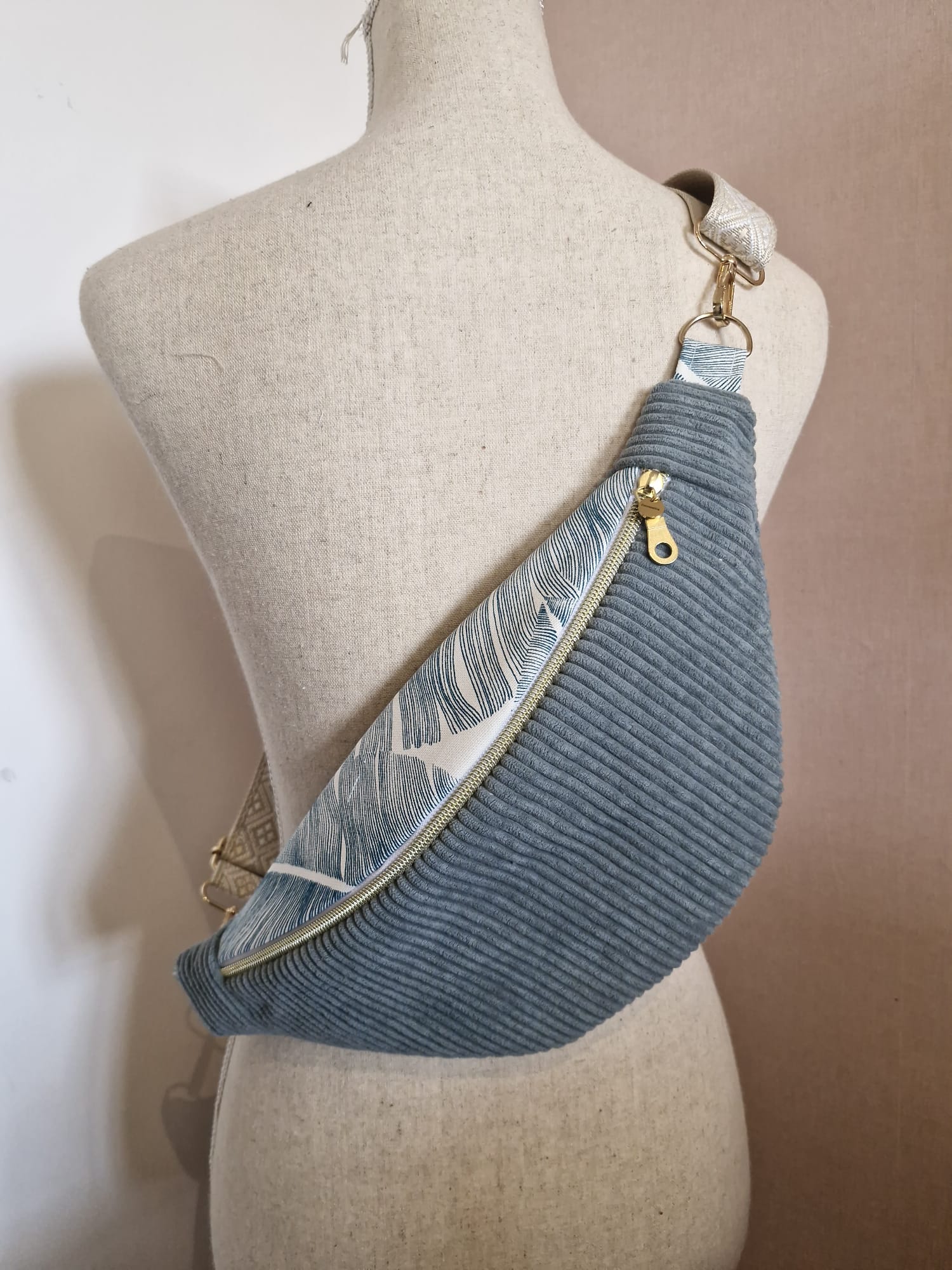 Sac banane femme velours côtelé bleu clair , et motif feuille de palmier, idée cadeau , fait main en France "LOREEN" cocoleeline