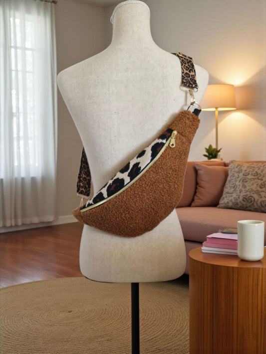 Sac banane femme en moumoute marron, Léopard, sac banane tendance fait main en France . cocoleeline