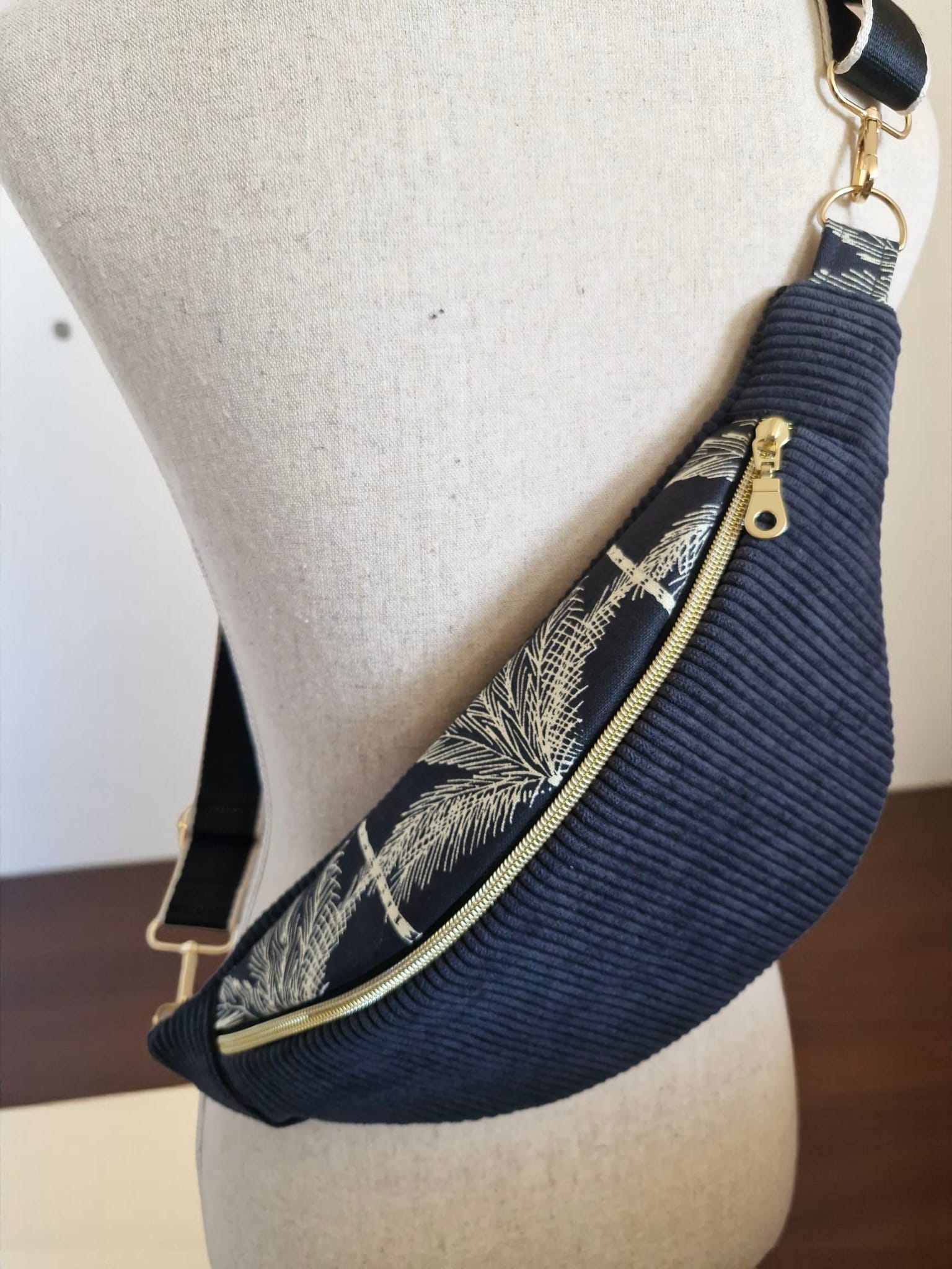 Sac banane femme en velours côtelé noir, motif doré, , sac tendance chic, Fait main en France cocoleeline