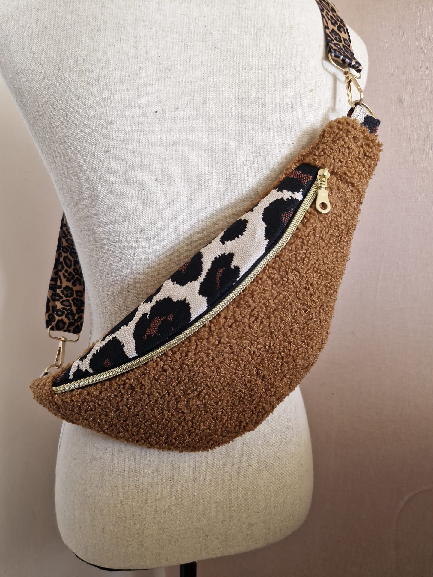 Sac banane femme en moumoute marron, Léopard, sac banane tendance fait main en France . cocoleeline