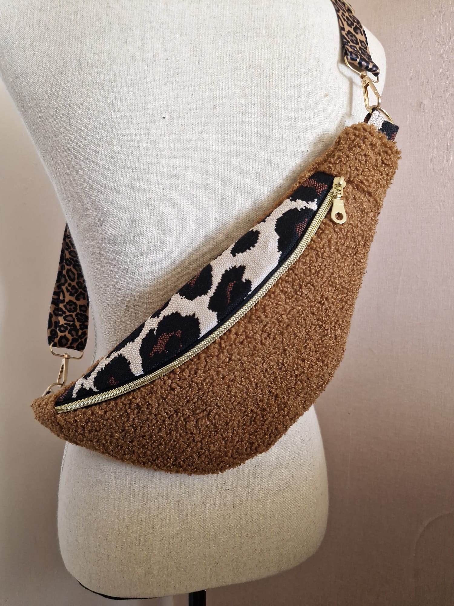 Sac banane femme en moumoute marron, Léopard, sac banane tendance fait main en France . cocoleeline