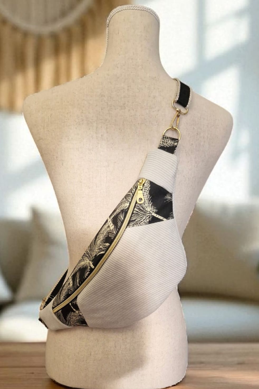 Sac banane en velours côtelé beige et tissu noir à motifs dorés – fait main en France, accessoire chic et pratique cocoleeline