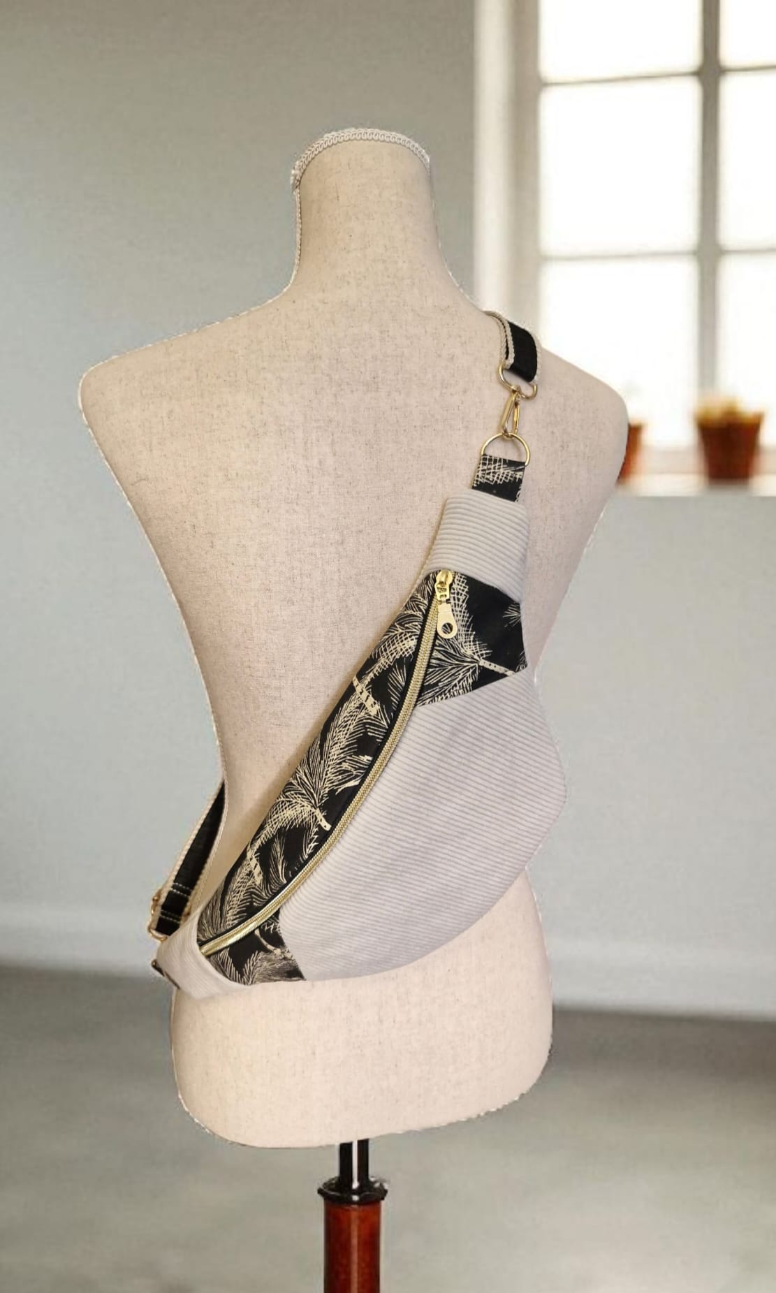 Sac banane en velours côtelé beige et tissu noir à motifs dorés – fait main en France, accessoire chic et pratique cocoleeline