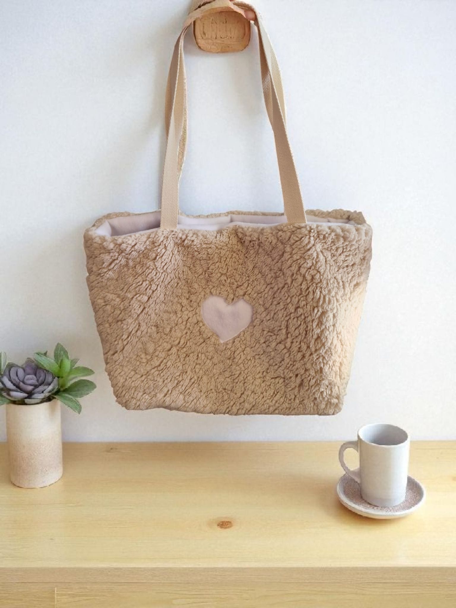 Sac cabas en sherpa beige avec cœur – grand sac doux intérieur polaire blanc 50x40 cm – sac fourre-tout cosy hiver cocoleeline