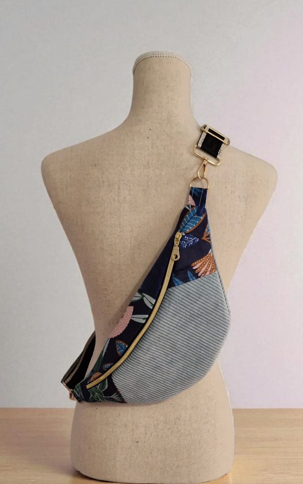 Sac banane femme en velours côtelé bleu   fleuri , fait main en France , idée cadeau pour femme cocoleeline