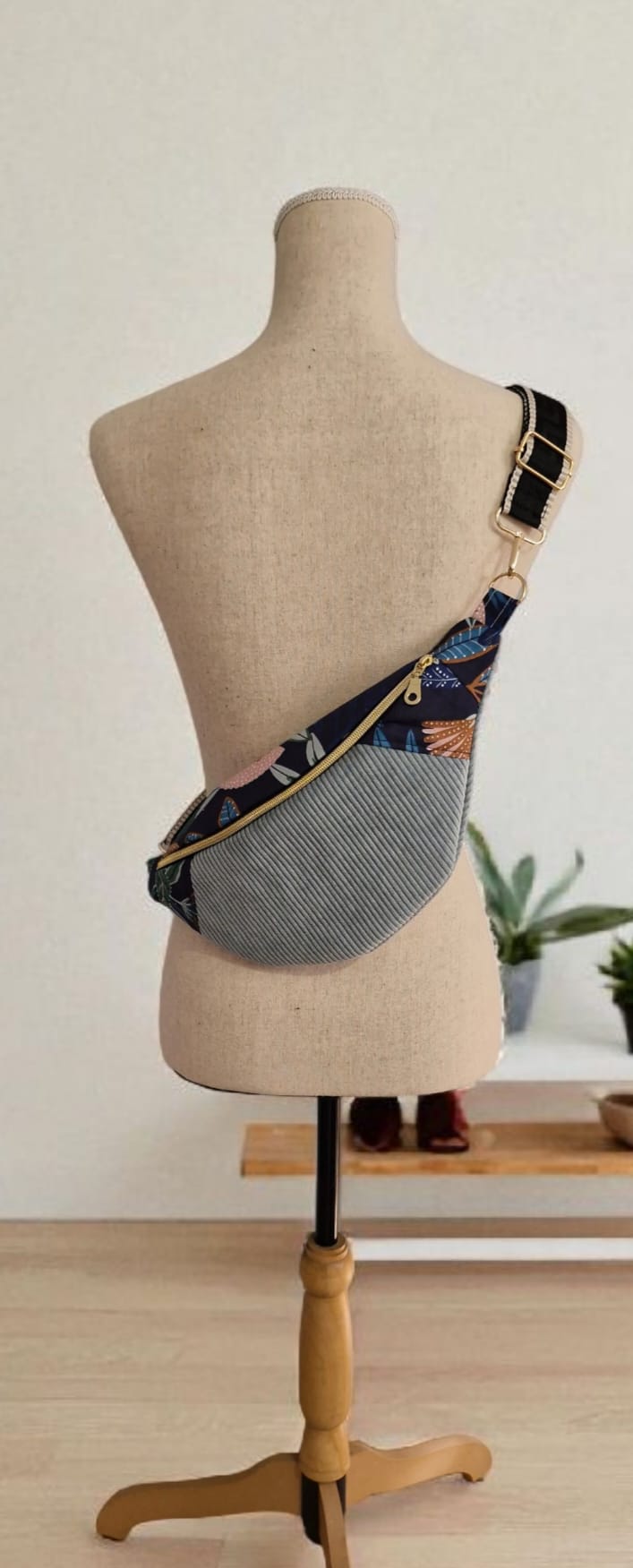 Sac banane femme en velours côtelé bleu   fleuri , fait main en France , idée cadeau pour femme cocoleeline