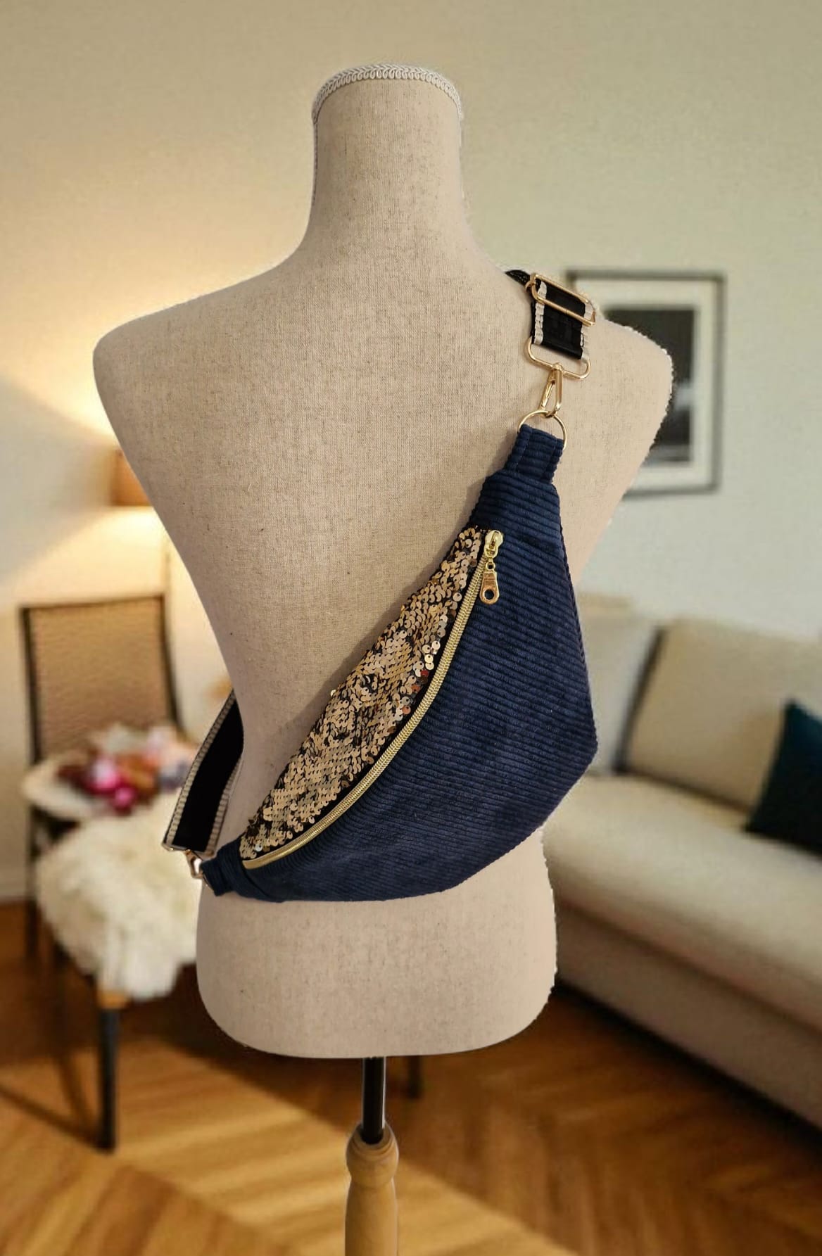 Sac banane en velours côtelé bleu nuit et sequins dorés cocoleeline