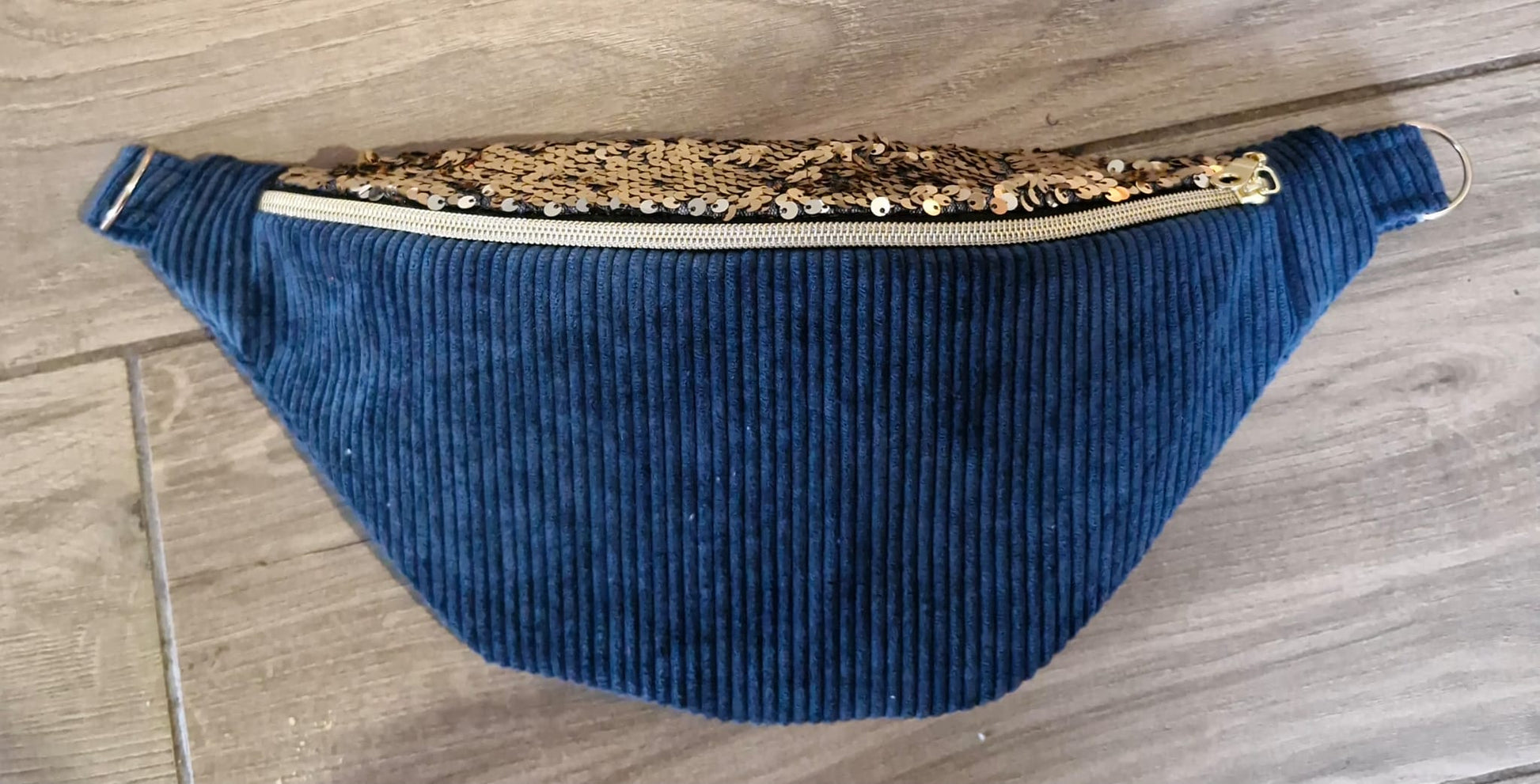 Sac banane en velours côtelé bleu nuit et sequins dorés cocoleeline