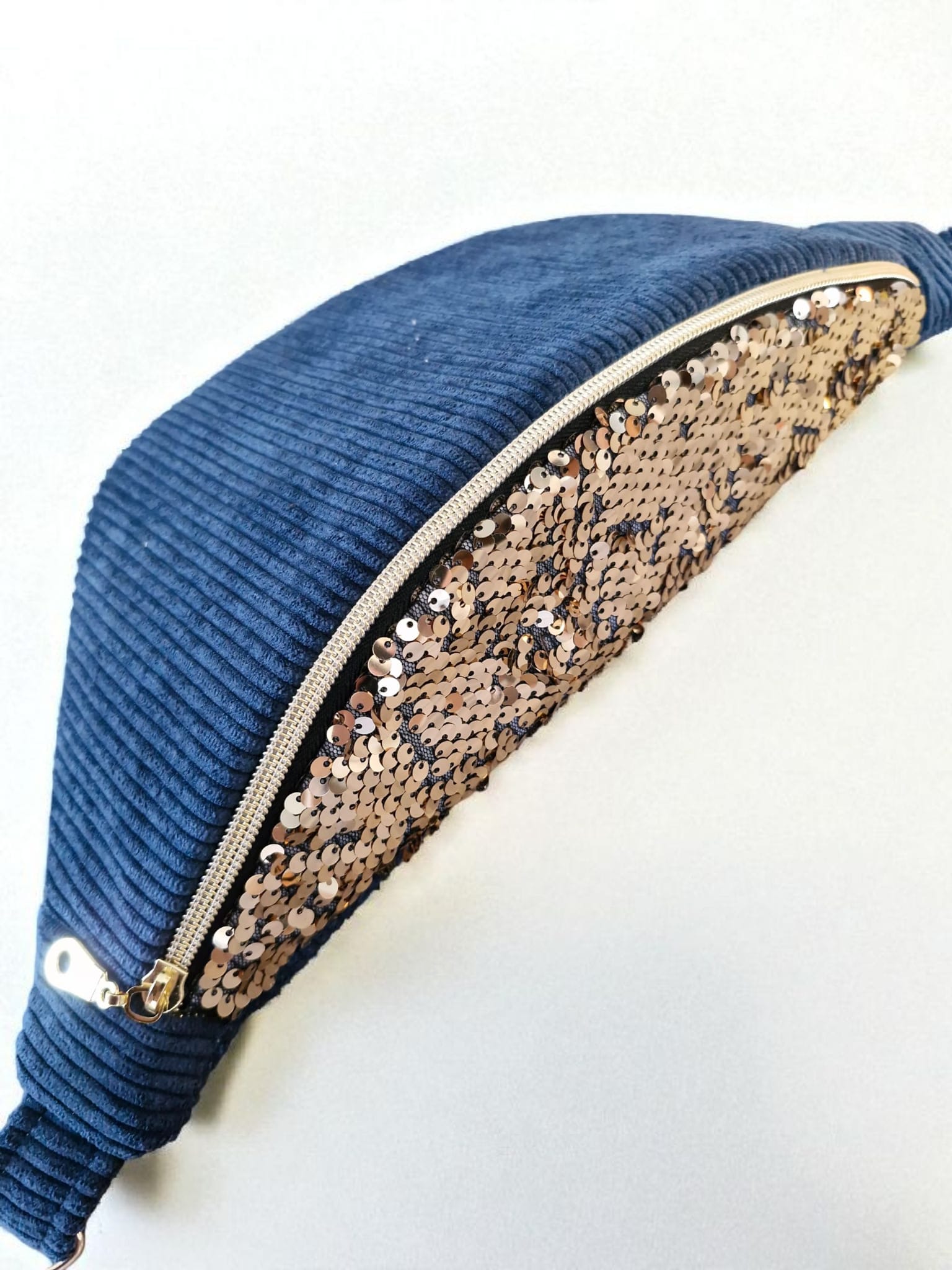 Sac banane en velours côtelé bleu nuit et sequins dorés cocoleeline