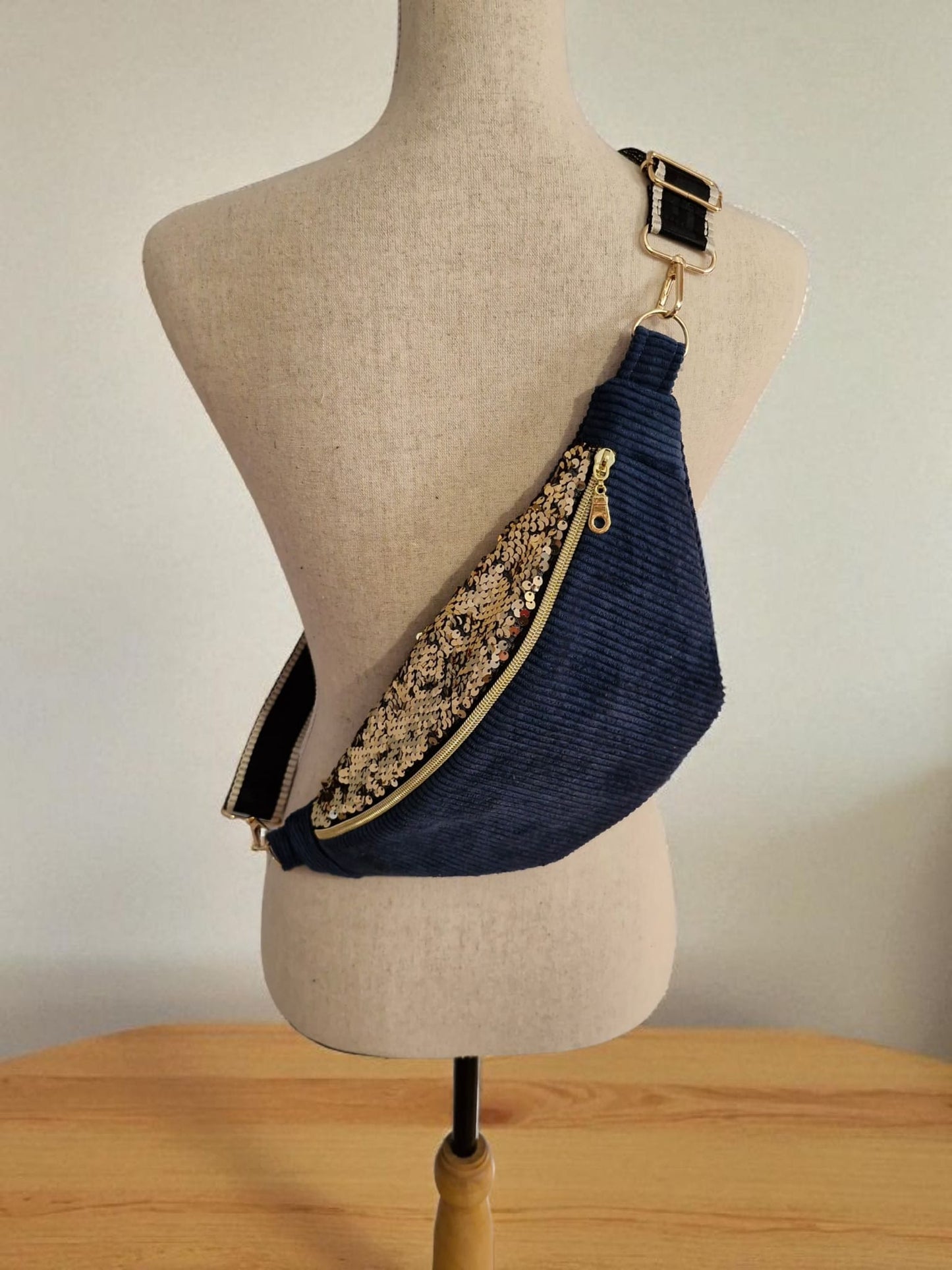 Sac banane en velours côtelé bleu nuit et sequins dorés cocoleeline