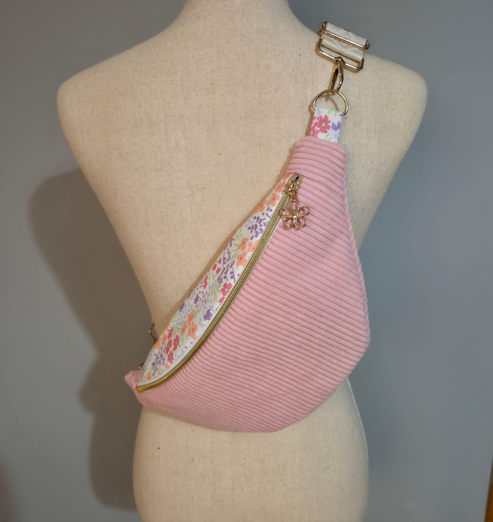 Sac banane pour femme en velours côtelé rose bonbon – fait main en France , idée cadeau cocoleeline