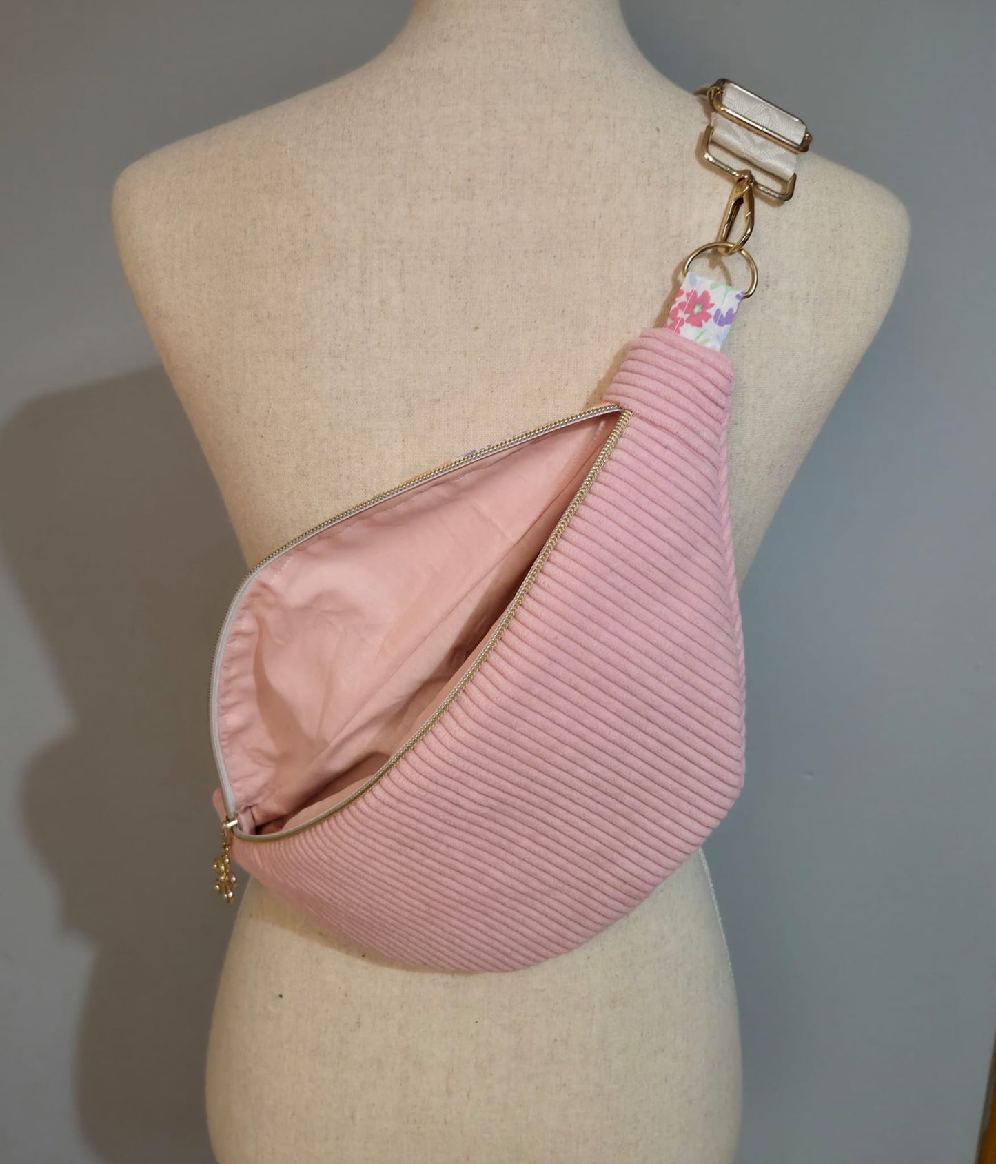 Sac banane pour femme en velours côtelé rose bonbon – fait main en France , idée cadeau cocoleeline