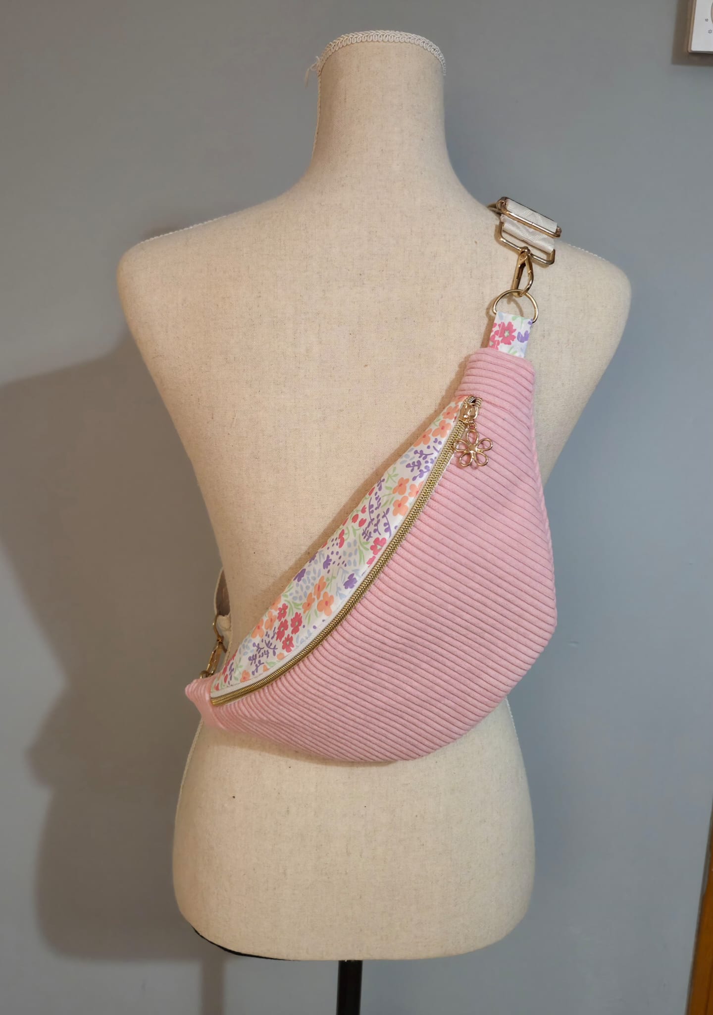 Sac banane pour femme en velours côtelé rose bonbon – fait main en France , idée cadeau cocoleeline