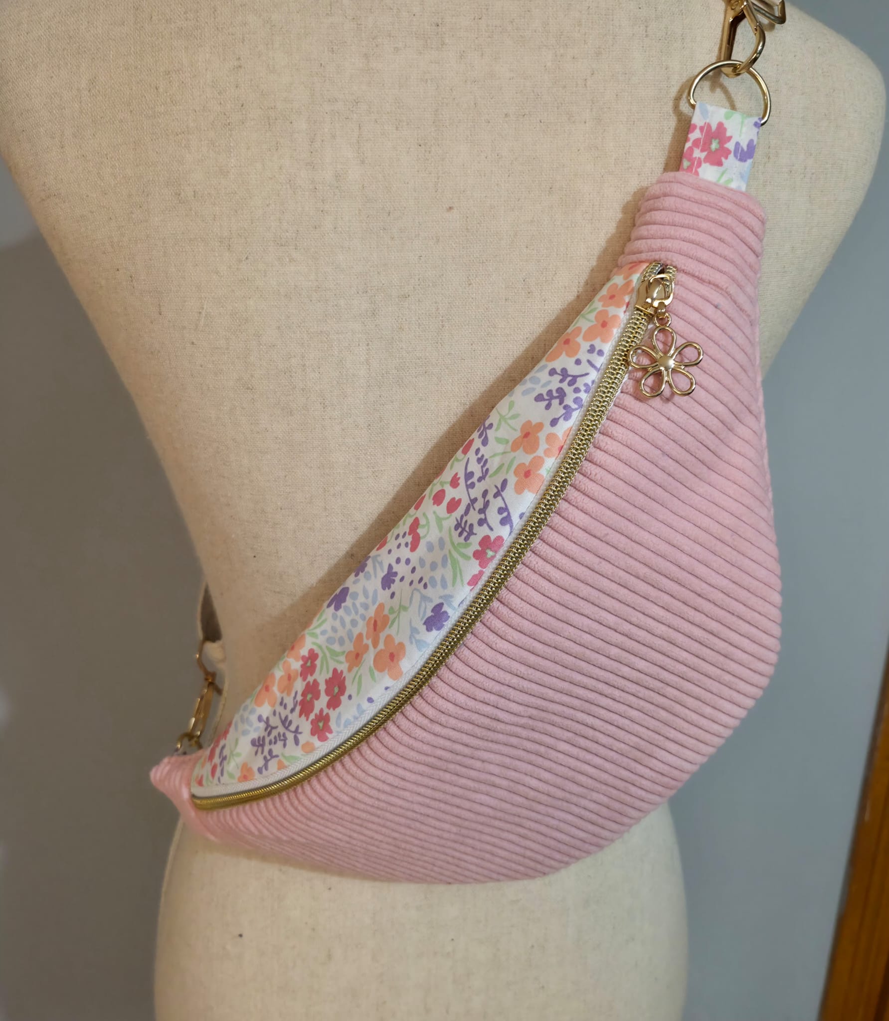 Sac banane pour femme en velours côtelé rose bonbon – fait main en France , idée cadeau cocoleeline