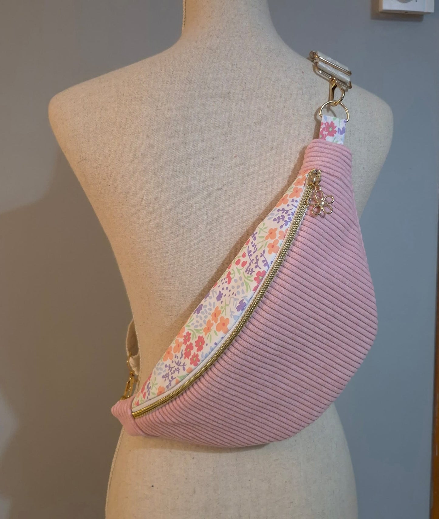 Sac banane pour femme en velours côtelé rose bonbon – fait main en France , idée cadeau cocoleeline