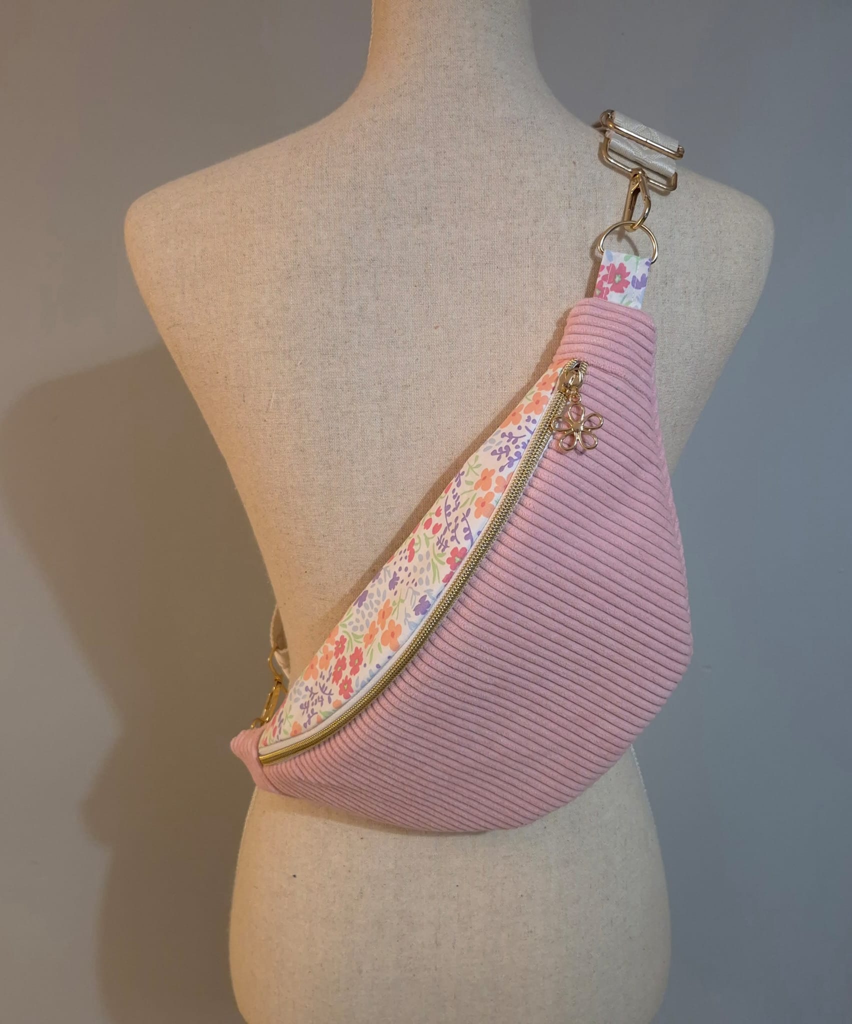 Sac banane pour femme en velours côtelé rose bonbon – fait main en France , idée cadeau cocoleeline