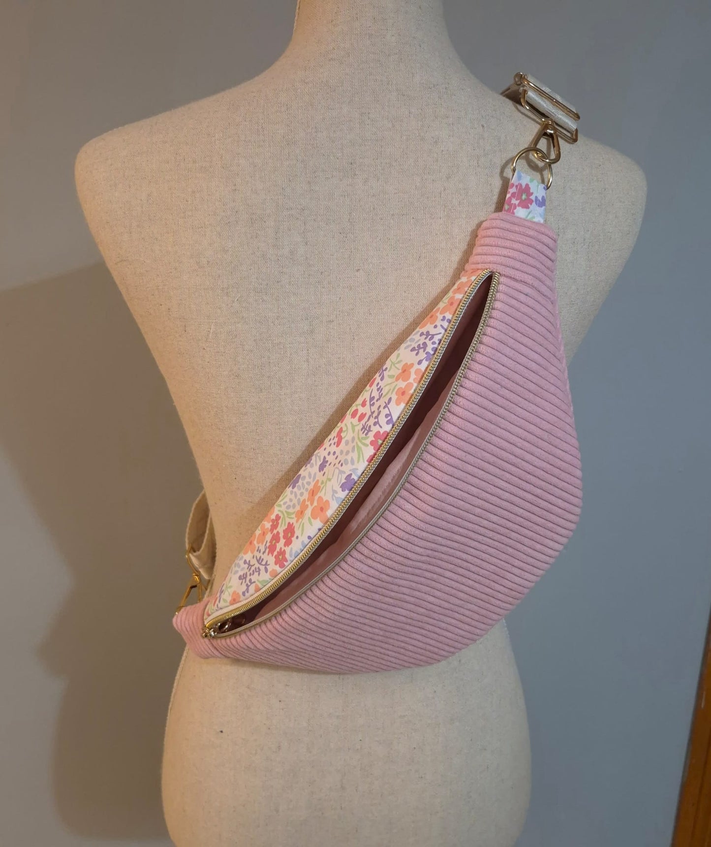 Sac banane pour femme en velours côtelé rose bonbon – fait main en France , idée cadeau cocoleeline