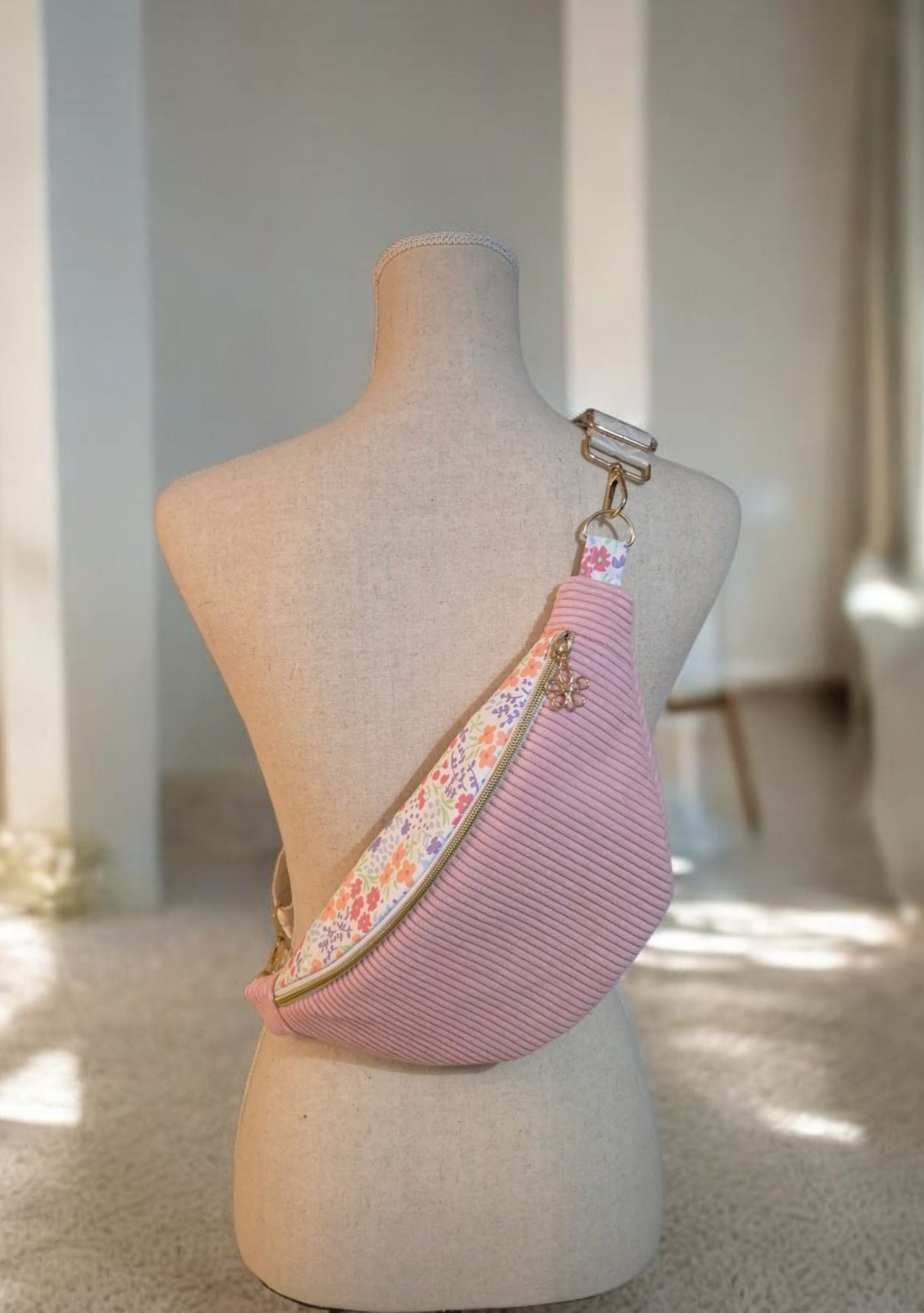 Sac banane pour femme en velours côtelé rose bonbon – fait main en France , idée cadeau cocoleeline