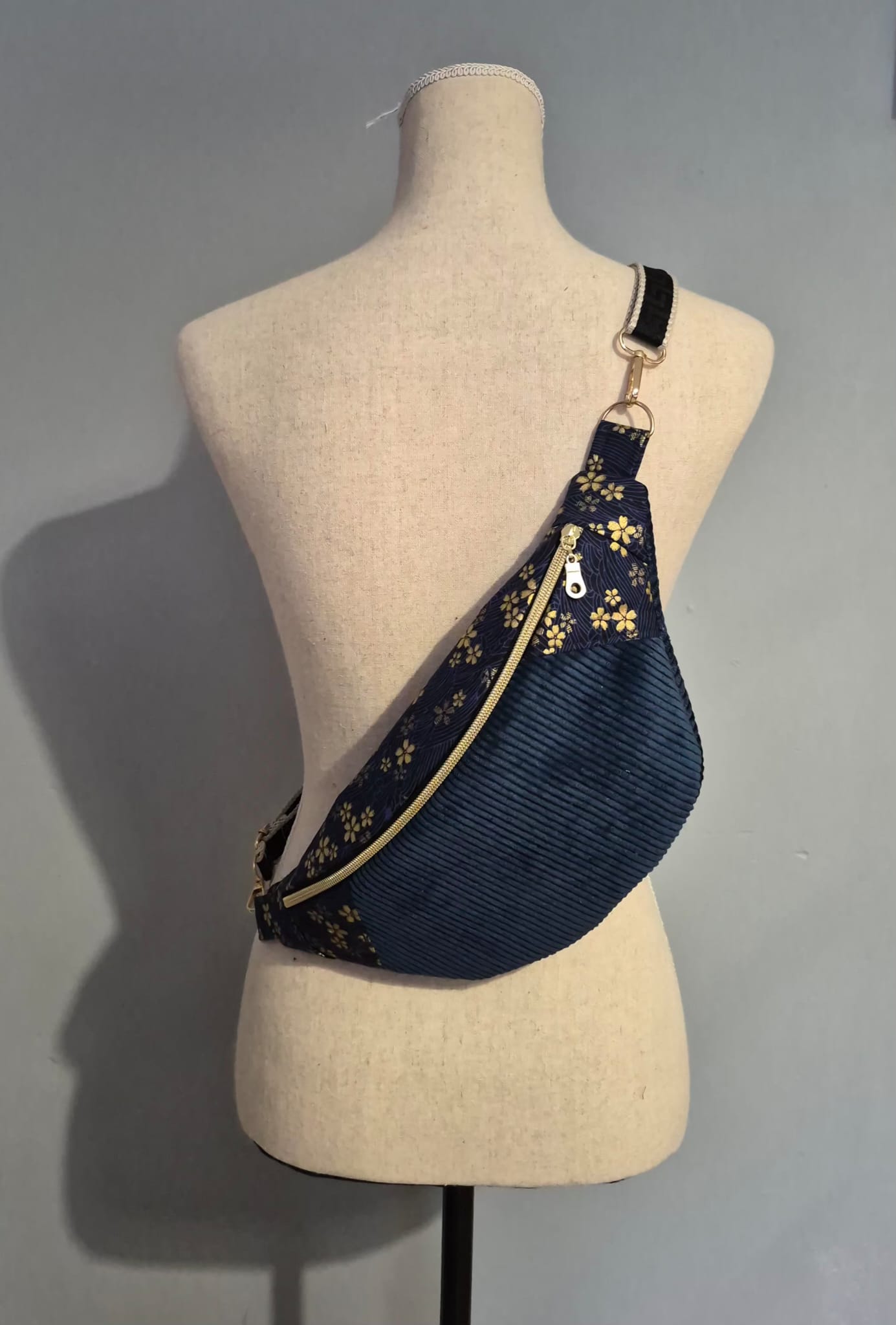 Sac banane pour femme en velours côtelé bleu nuit – chic et artisanal , idée cadeau cocoleeline