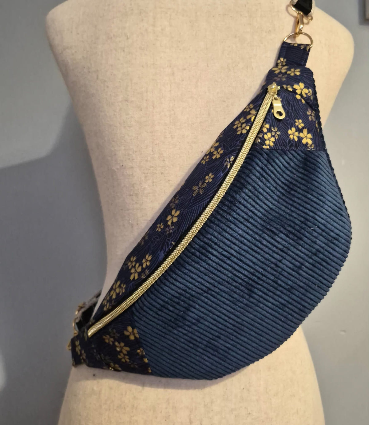 Sac banane pour femme en velours côtelé bleu nuit – chic et artisanal , idée cadeau cocoleeline