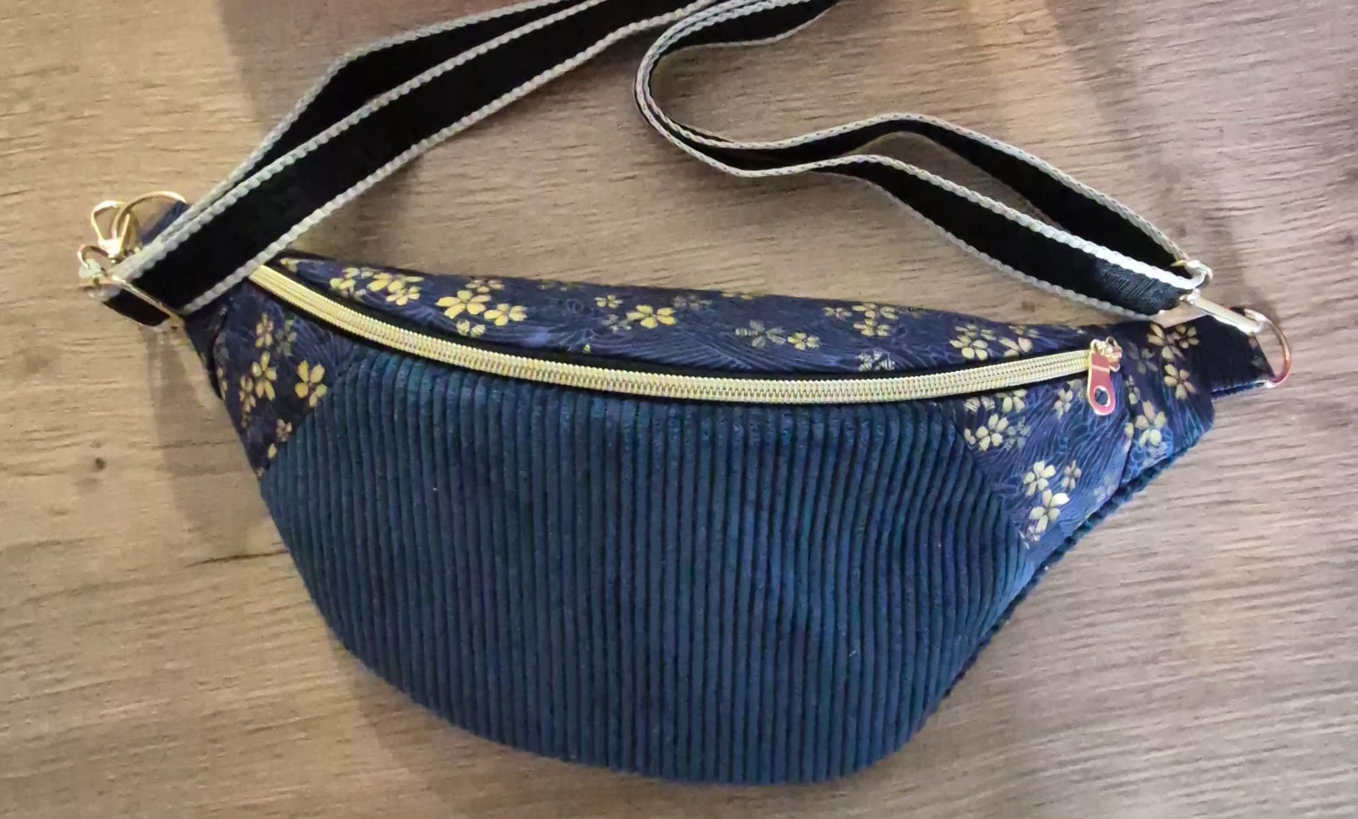 Sac banane pour femme en velours côtelé bleu nuit – chic et artisanal , idée cadeau cocoleeline