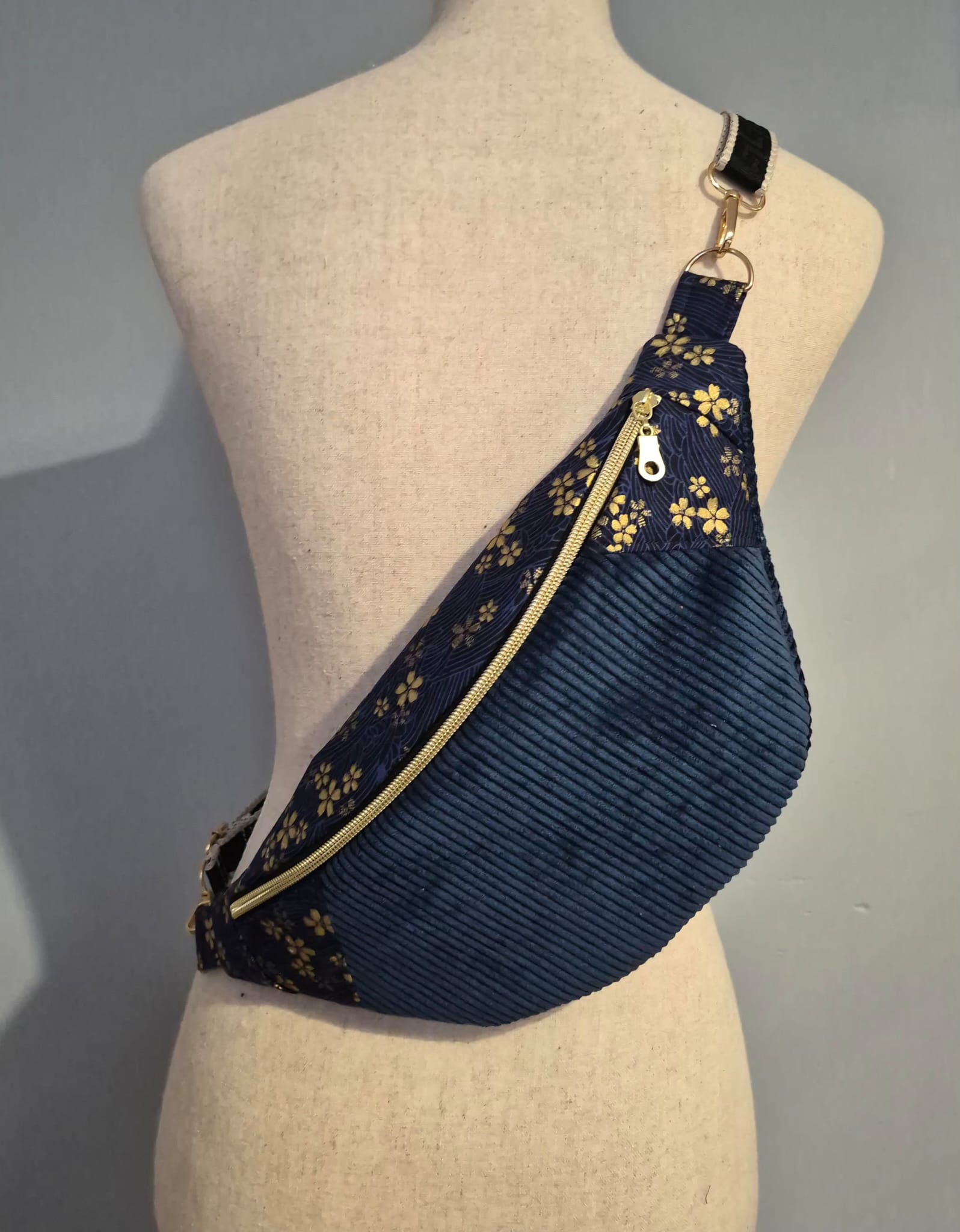 Sac banane pour femme en velours côtelé bleu nuit – chic et artisanal , idée cadeau cocoleeline