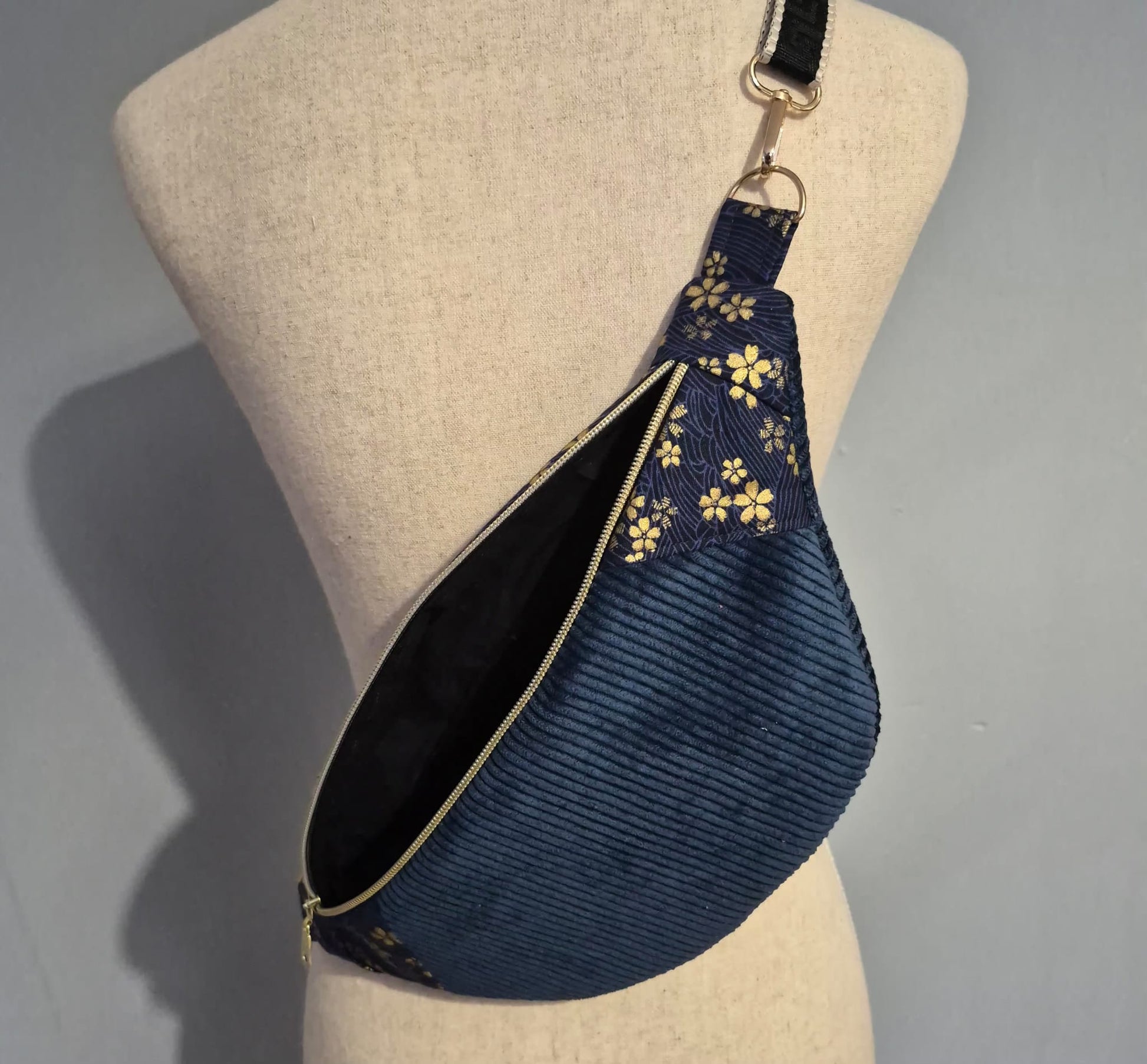 Sac banane pour femme en velours côtelé bleu nuit – chic et artisanal , idée cadeau cocoleeline