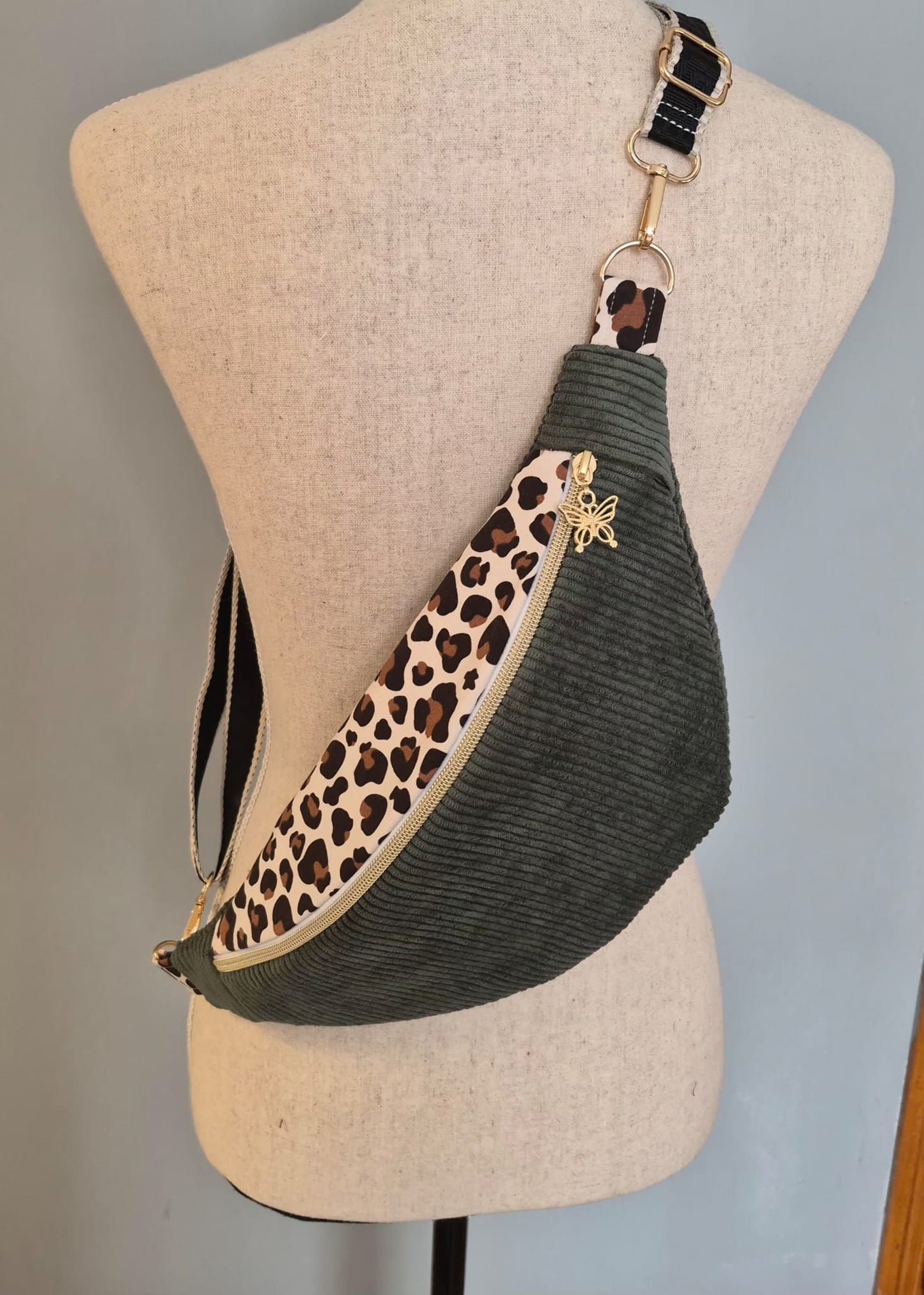 Sac banane pour femme en velours côtelé  –  léopard , idée cadeau , fait main en France cocoleeline