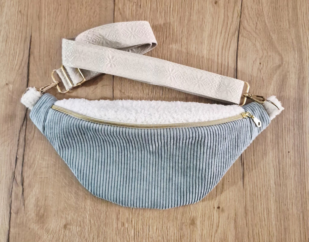 Sac banane femme en velours côtelé bleu clair et moumoute intérieur petits coeurs "BANELLE" cocoleeline