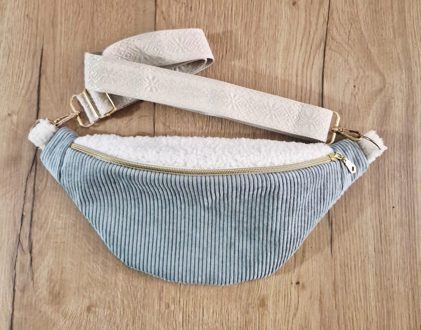 Sac banane femme en velours côtelé bleu clair et moumoute intérieur petits coeurs "BANELLE" cocoleeline