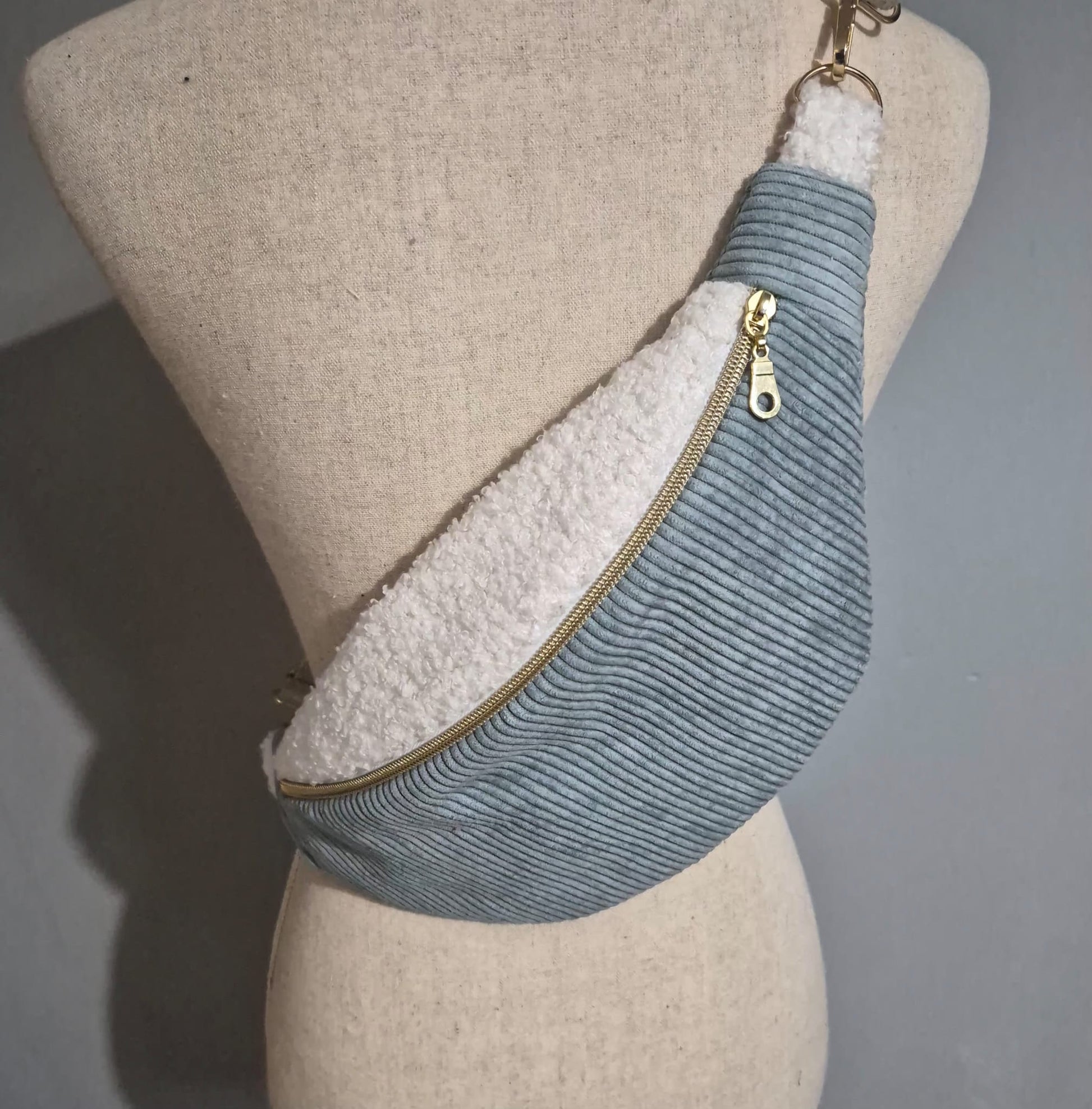 Sac banane femme en velours côtelé bleu clair et moumoute intérieur petits coeurs "BANELLE" cocoleeline