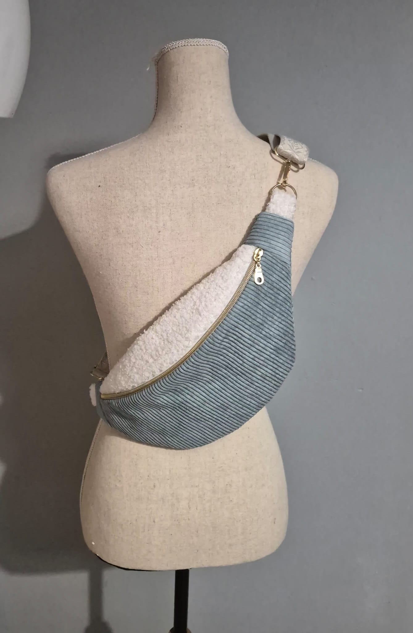 Sac banane femme en velours côtelé bleu clair et moumoute intérieur petits coeurs "BANELLE" cocoleeline