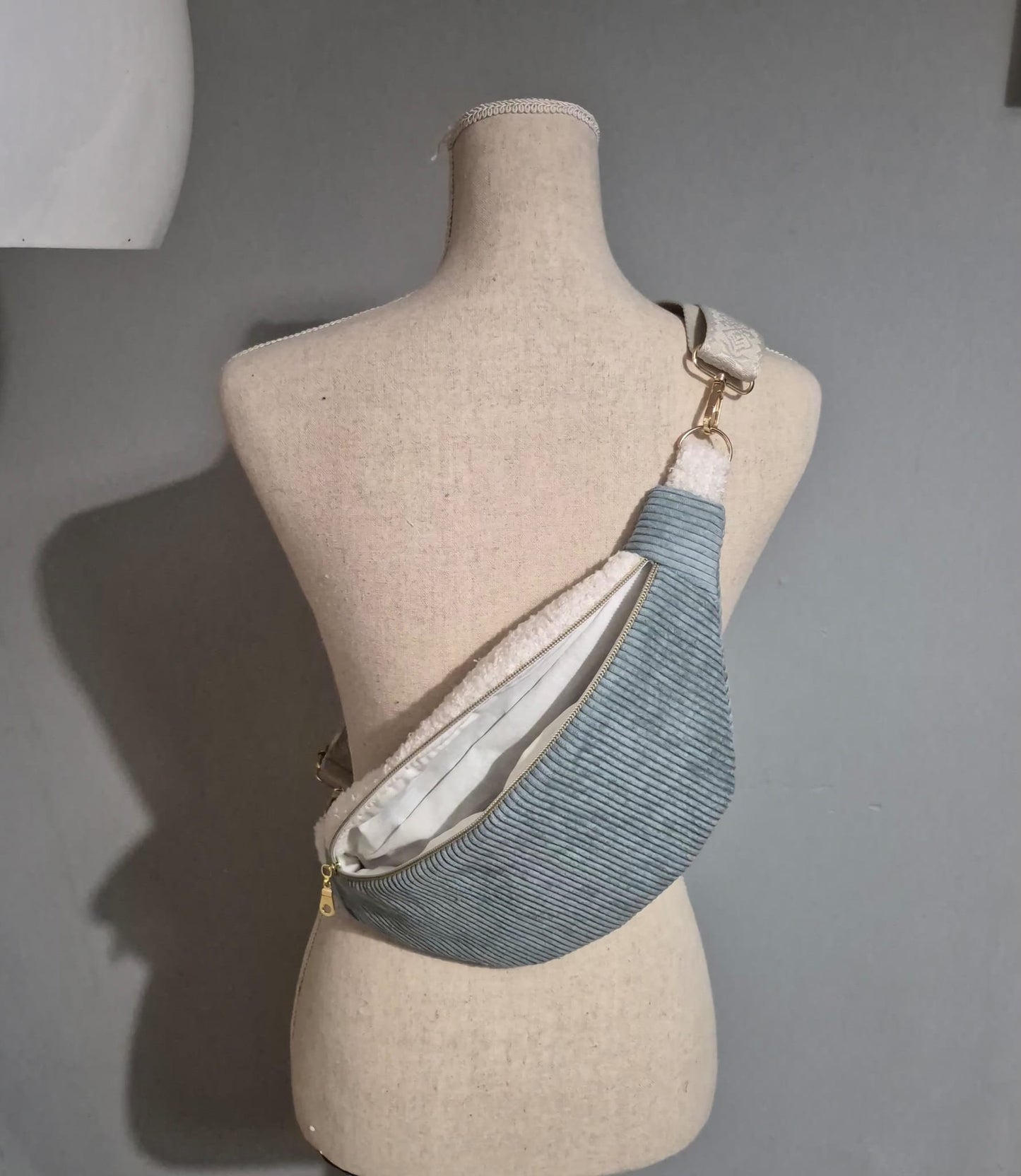 Sac banane femme en velours côtelé bleu clair et moumoute intérieur petits coeurs "BANELLE" cocoleeline