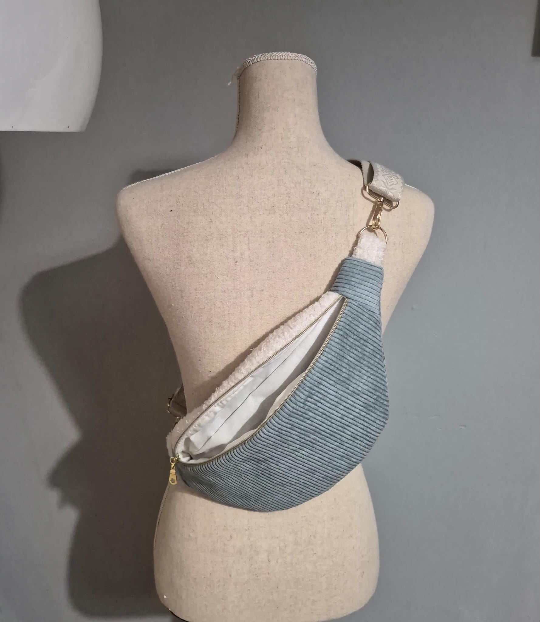 Sac banane femme en velours côtelé bleu clair et moumoute intérieur petits coeurs "BANELLE" cocoleeline