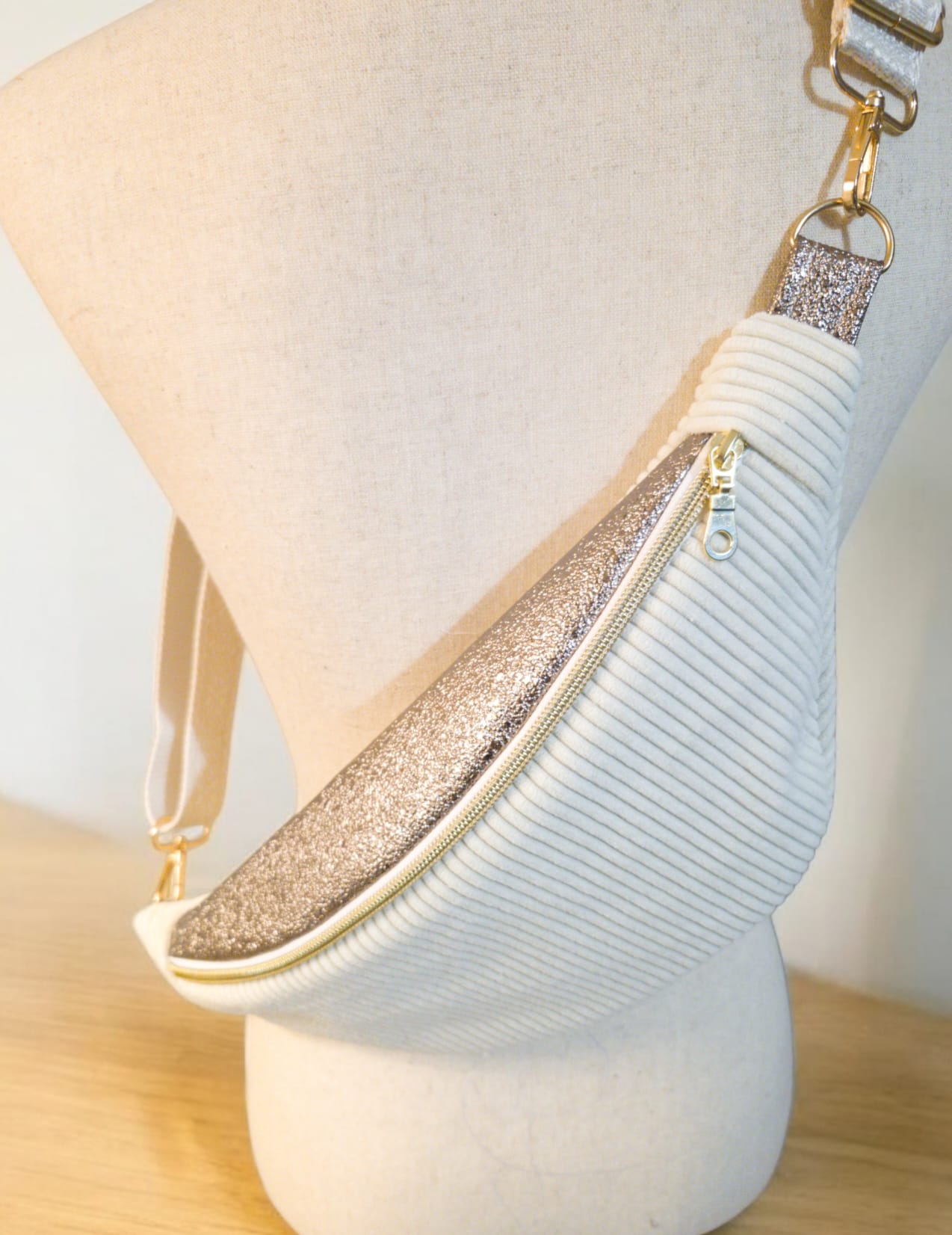 Sac Banane pour femme ou enfant – Velours côtelé écru & touche simili doré cocoleeline