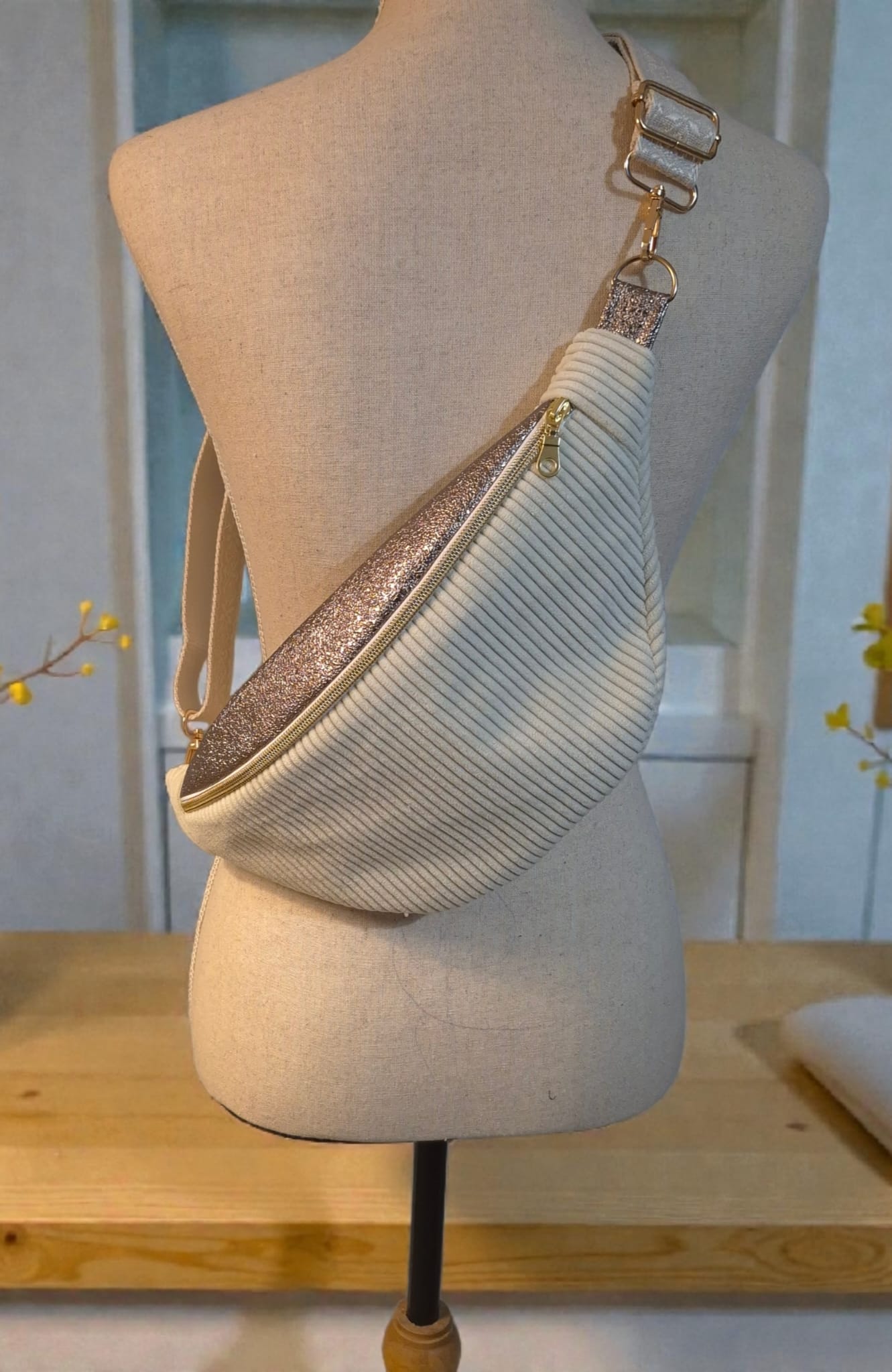 Sac Banane pour femme ou enfant – Velours côtelé écru & touche simili doré cocoleeline