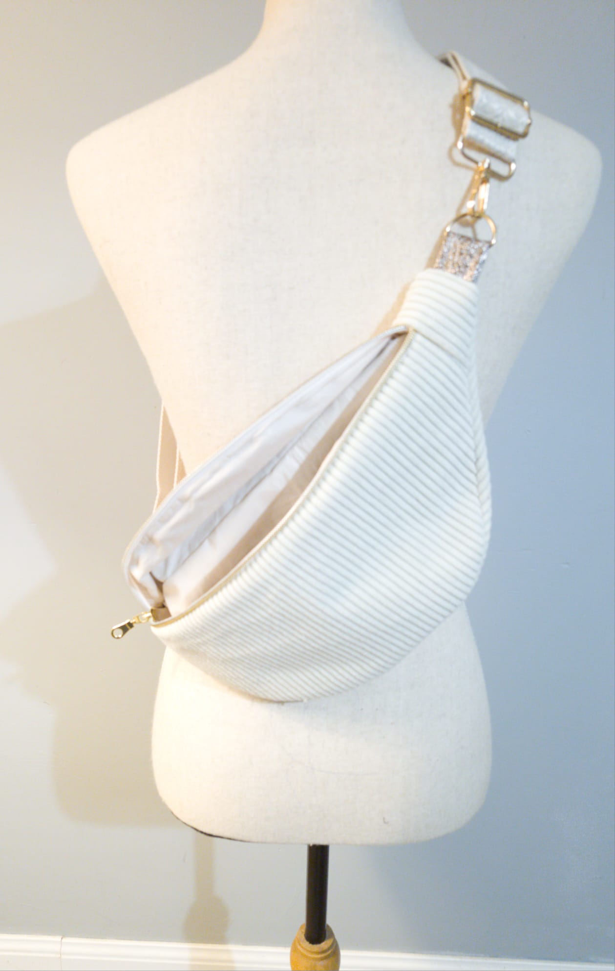 Sac Banane pour femme ou enfant – Velours côtelé écru & touche simili doré cocoleeline