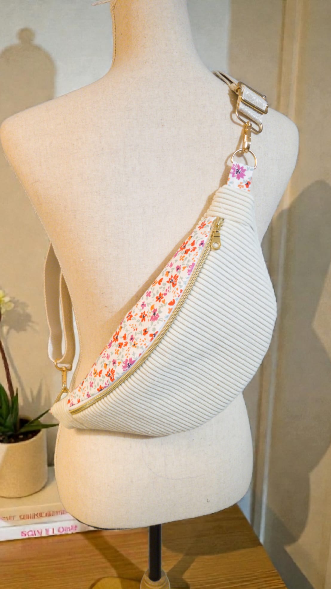 Sac Banane pour femme ou enfant  – Velours côtelé écru & touche fleuri cocoleeline