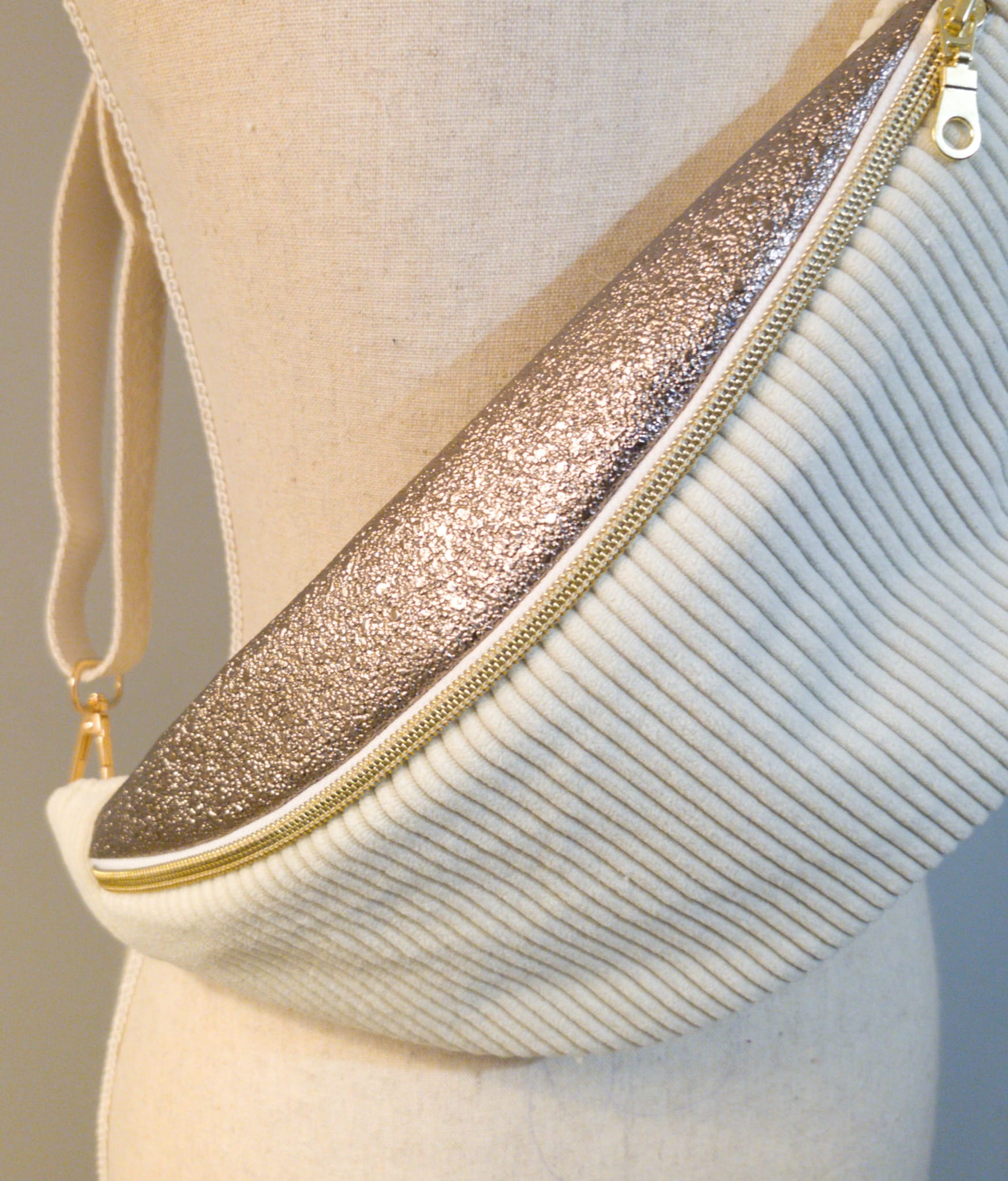 Sac Banane pour femme ou enfant – Velours côtelé écru & touche simili doré cocoleeline