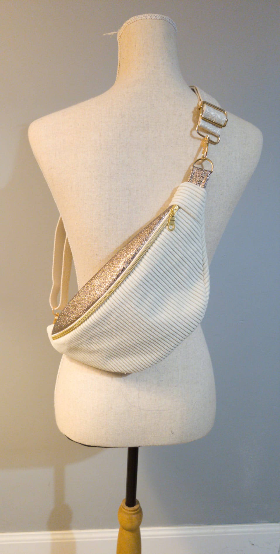 Sac Banane pour femme ou enfant – Velours côtelé écru & touche simili doré cocoleeline