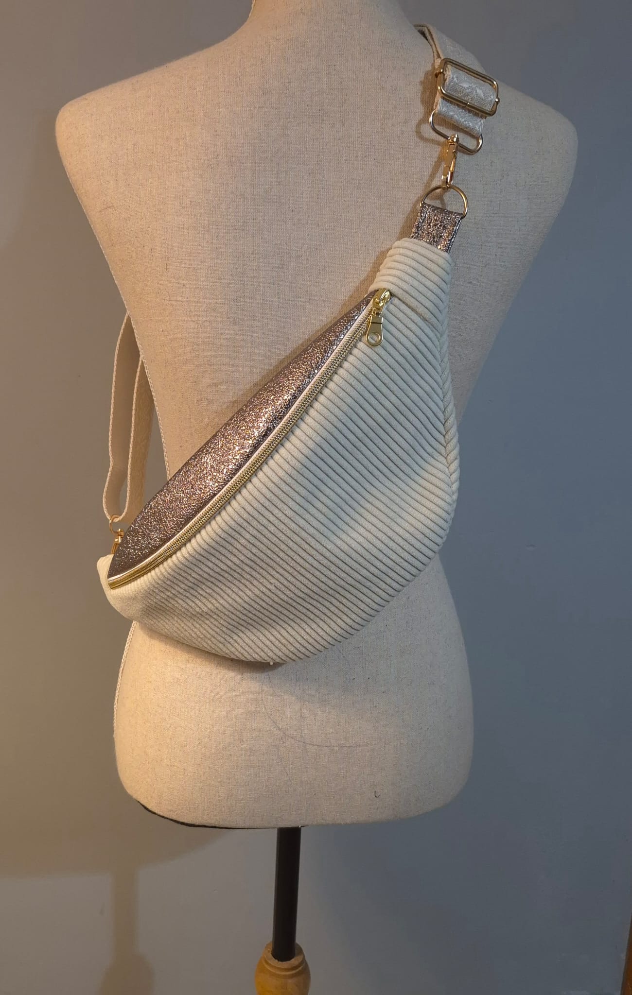 Sac Banane pour femme ou enfant – Velours côtelé écru & touche simili doré cocoleeline